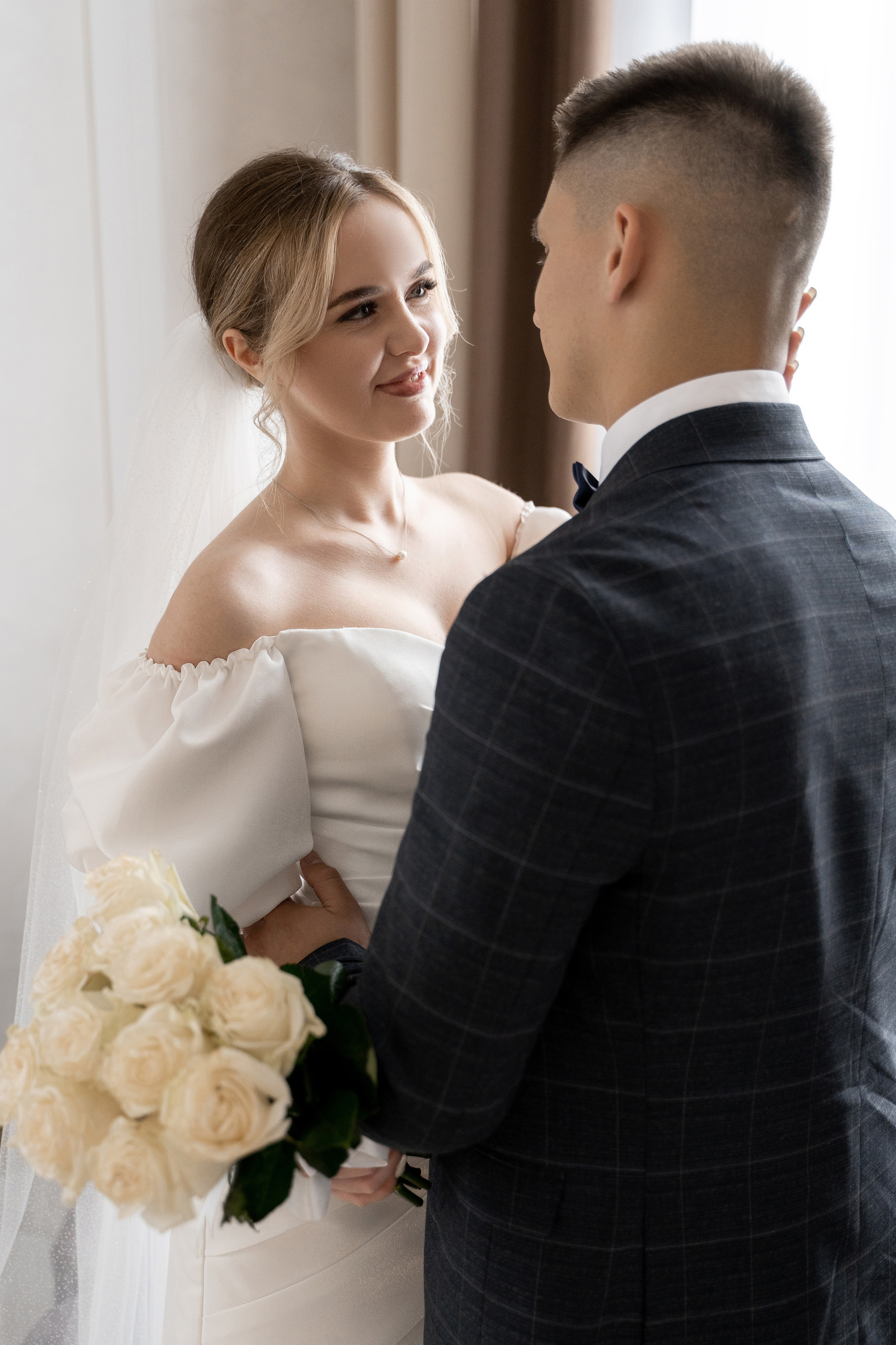 Красивые свадебные фотографии. Красивые фотографии в ЗАГСе. Дворец бракосочетания Южное Бутово. Свадебный фотограф в Москве. Свадебный фотограф Бутово, Видное, Домодедово. Свадебная прогулка в Москве. Красивые стильные свадебные фотосессии. Свадебная фотосессия в ЗАГСЕ. Прогулка в Центре Москвы. 