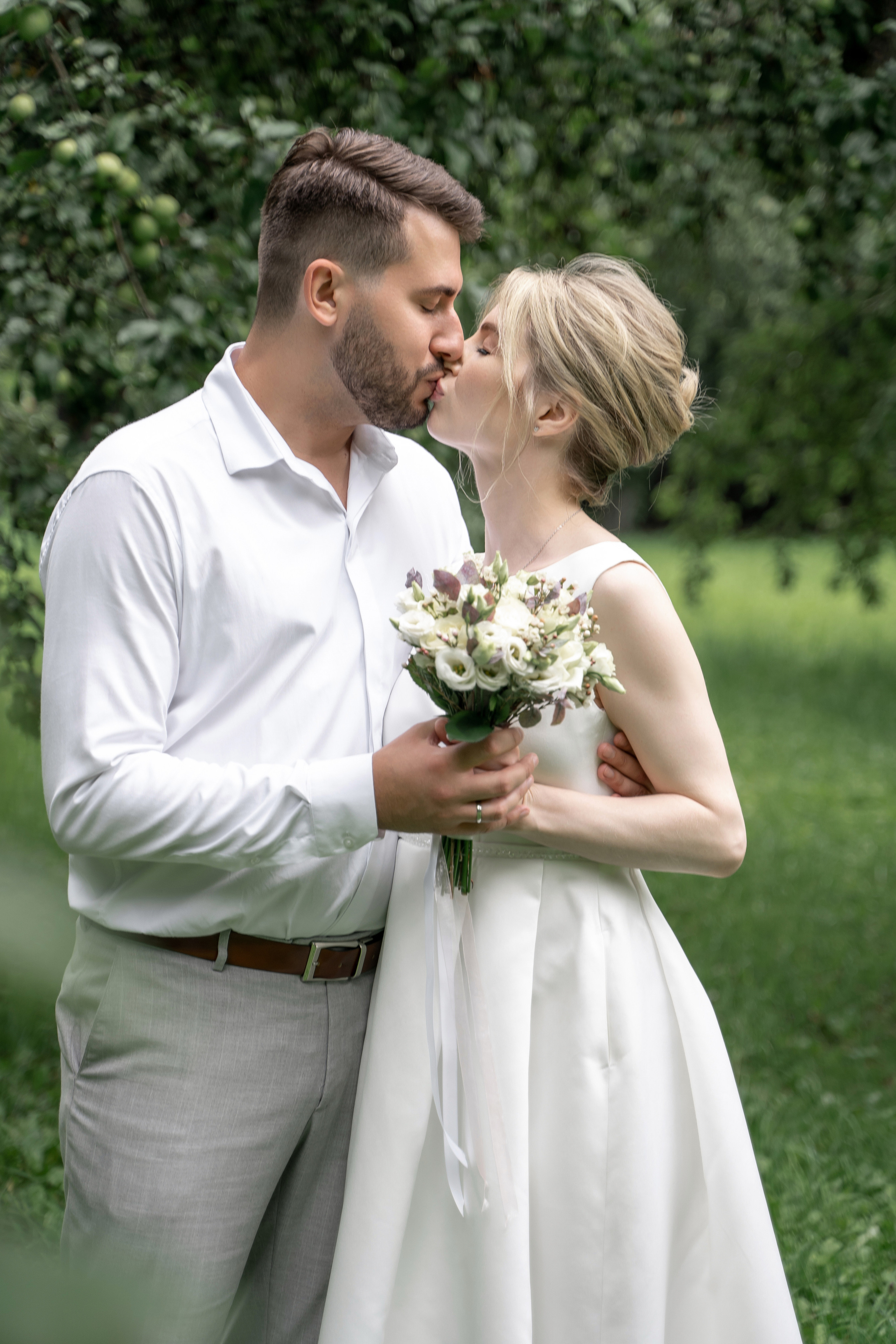 Свадебная фотосессия Домодедово. Домодедовский ЗАГС. Дворец бракосочетания Домодедово. Парк Елочки в Домодедово. Жених, невеста и корги на свадьбе. Молодожены. Свадебный фотограф Домодедово. Свадебная прогулка в парке. Фотосессия в Подмосковье. Свадебный фотограф в Москве, Бутово, городе Видное. Душевный фотограф . Свадебный фотограф для стильных пар с хорошим вкусом. Свадебная эстетика. Стильная свадьба. Выездная регистрация. Свадебная фотосессия на природе. 