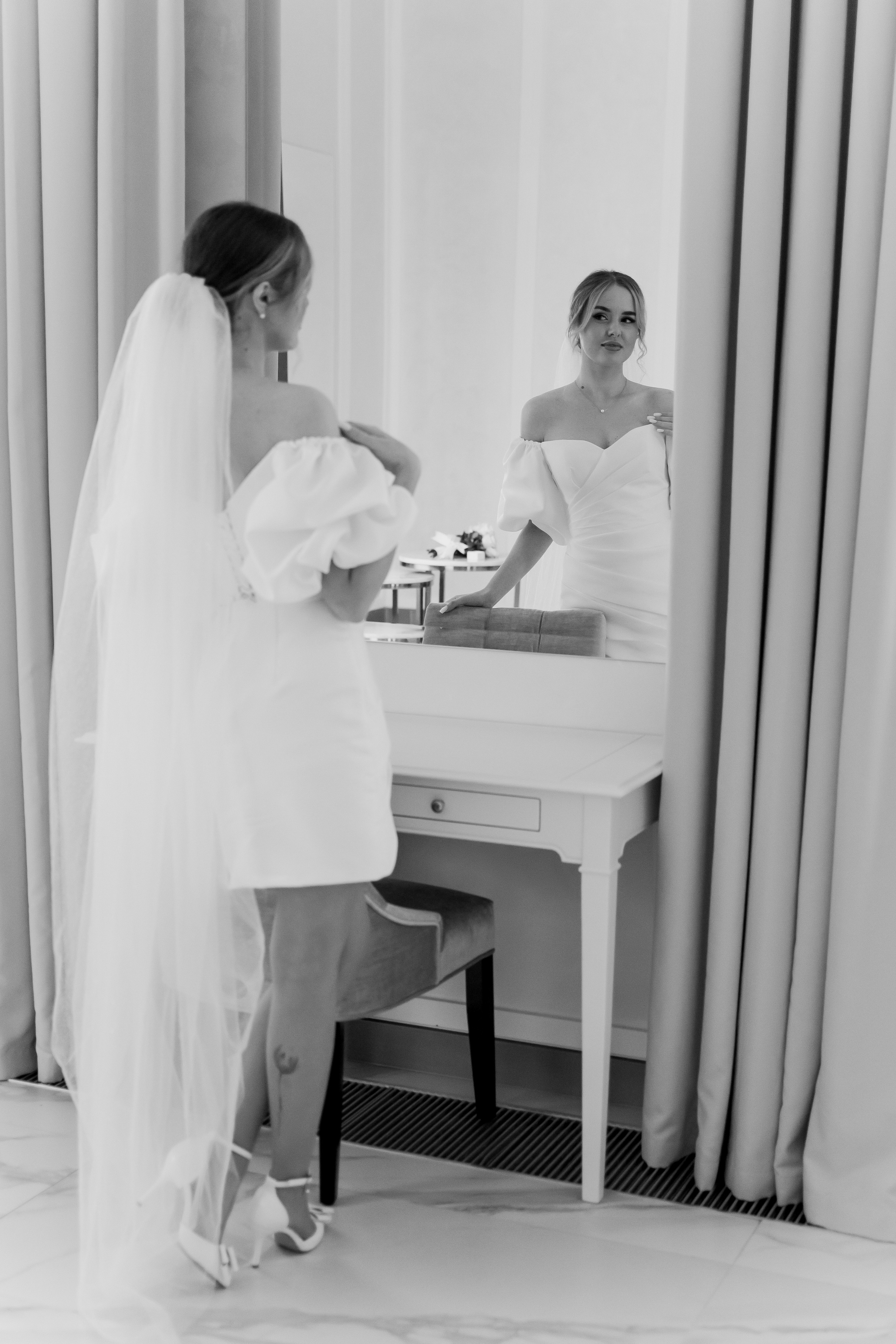 Красивые свадебные фотографии. Красивые фотографии в ЗАГСе. Дворец бракосочетания Южное Бутово. Свадебный фотограф в Москве. Свадебный фотограф Бутово, Видное, Домодедово. Свадебная прогулка в Москве. Красивые стильные свадебные фотосессии. Свадебная фотосессия в ЗАГСЕ. Прогулка в Центре Москвы. 