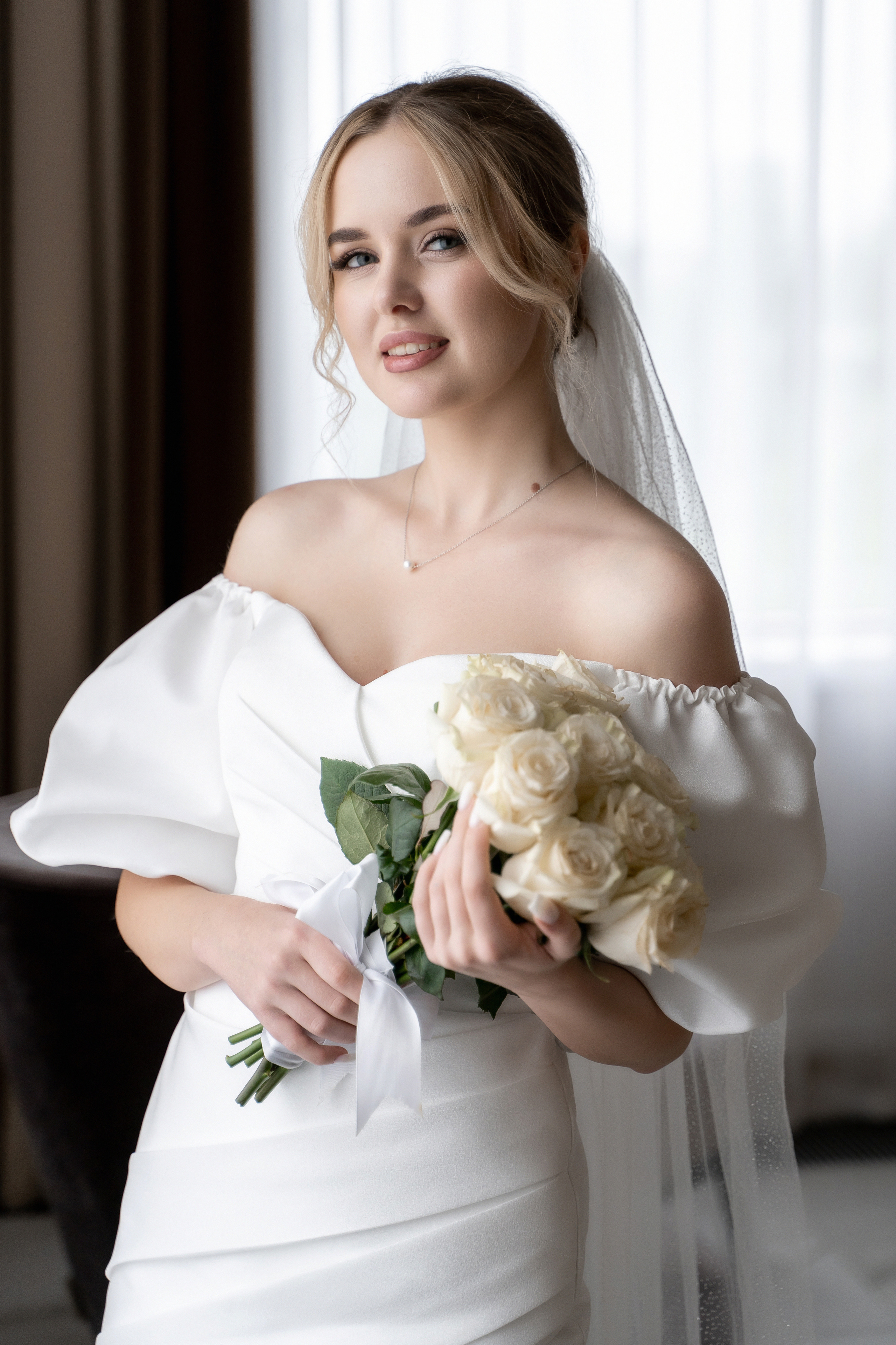 Красивые свадебные фотографии. Красивые фотографии в ЗАГСе. Дворец бракосочетания Южное Бутово. Свадебный фотограф в Москве. Свадебный фотограф Бутово, Видное, Домодедово. Свадебная прогулка в Москве. Красивые стильные свадебные фотосессии. Свадебная фотосессия в ЗАГСЕ. Прогулка в Центре Москвы. 