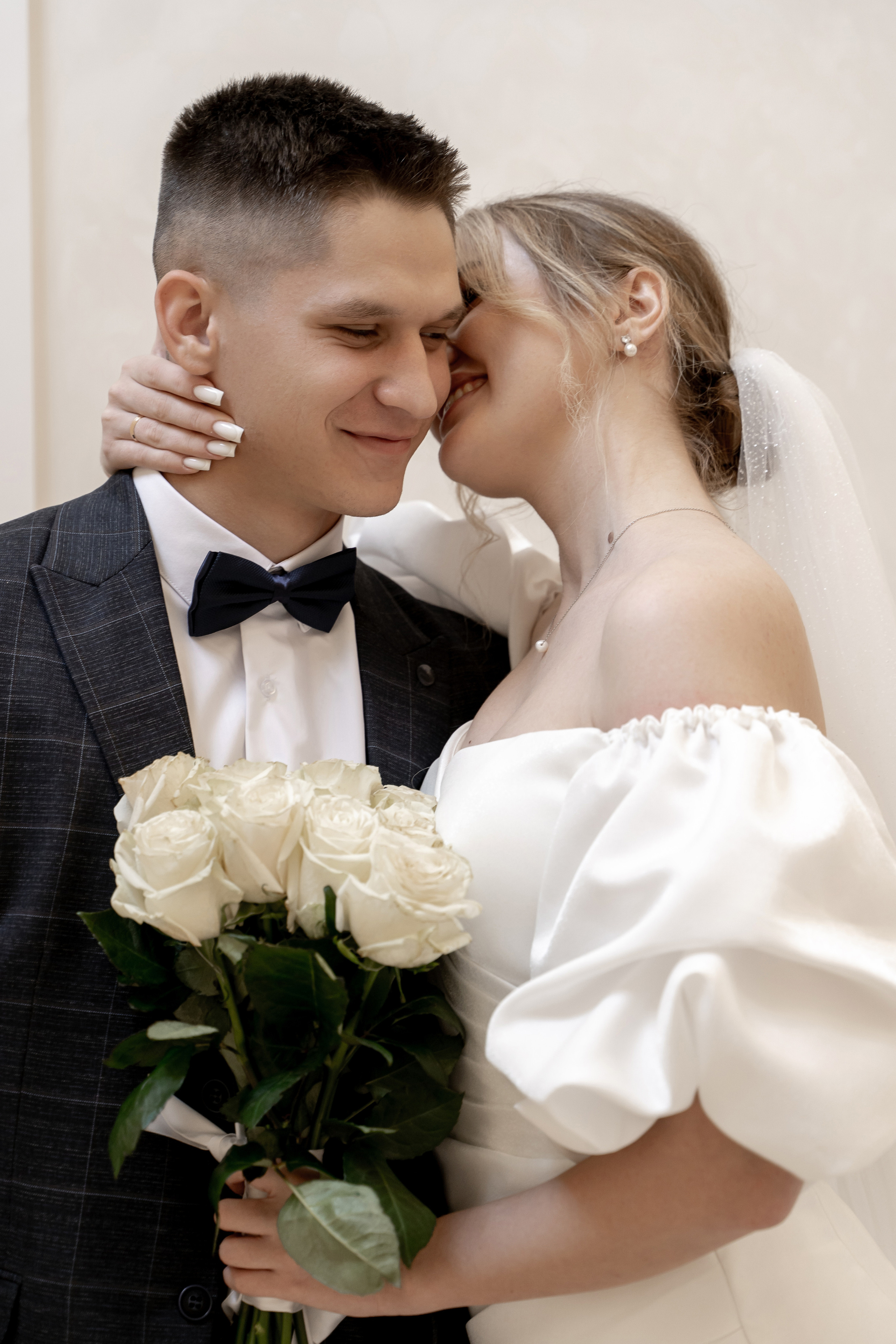 Красивые свадебные фотографии. Красивые фотографии в ЗАГСе. Дворец бракосочетания Южное Бутово. Свадебный фотограф в Москве. Свадебный фотограф Бутово, Видное, Домодедово. Свадебная прогулка в Москве. Красивые стильные свадебные фотосессии. Свадебная фотосессия в ЗАГСЕ. Прогулка в Центре Москвы. 