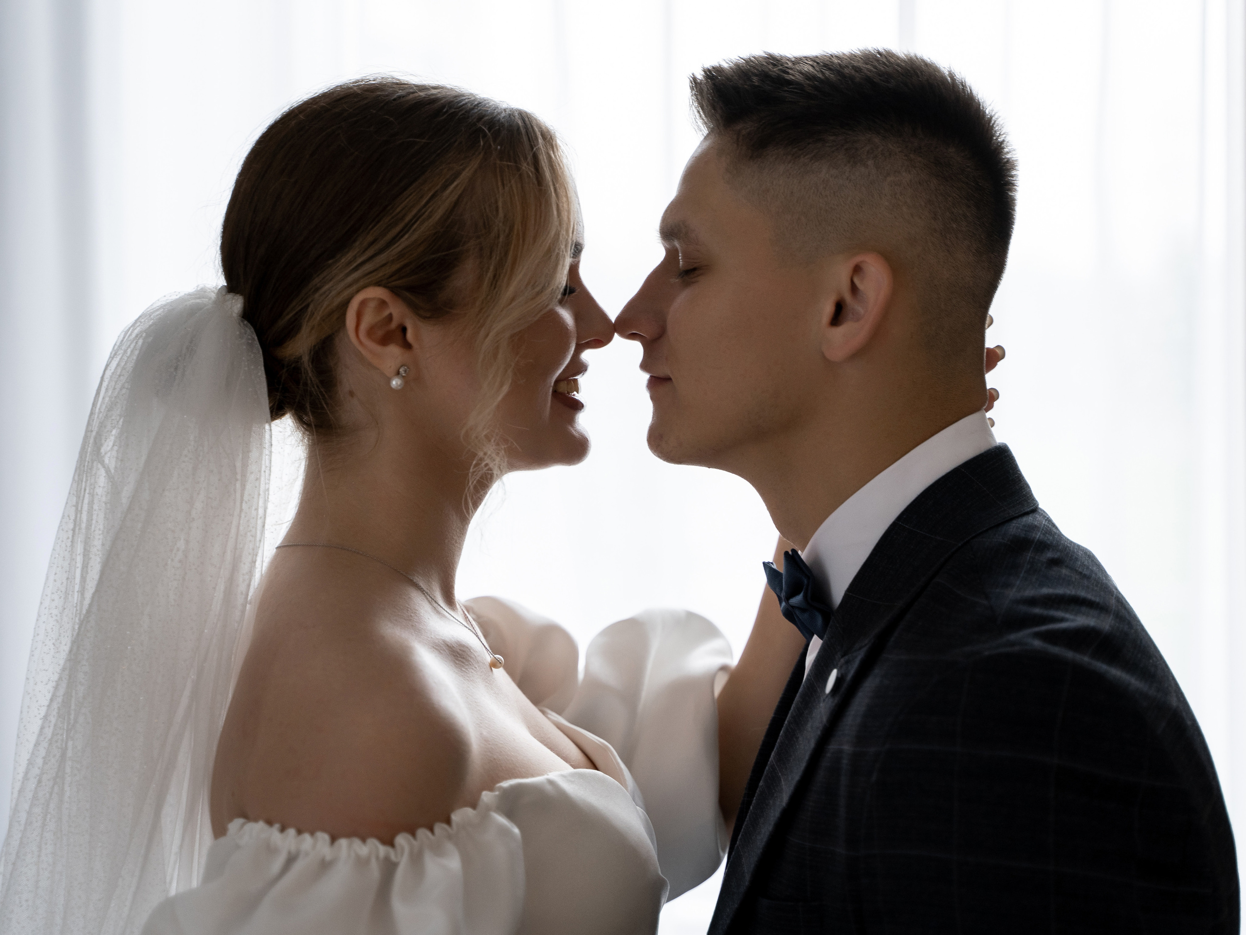 Красивые свадебные фотографии. Красивые фотографии в ЗАГСе. Дворец бракосочетания Южное Бутово. Свадебный фотограф в Москве. Свадебный фотограф Бутово, Видное, Домодедово. Свадебная прогулка в Москве. Красивые стильные свадебные фотосессии. Свадебная фотосессия в ЗАГСЕ. Прогулка в Центре Москвы. 