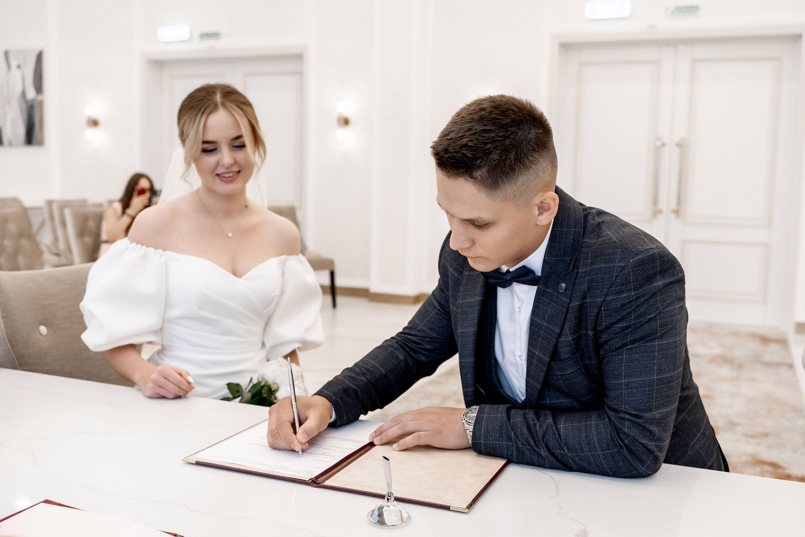 Красивые свадебные фотографии. Красивые фотографии в ЗАГСе. Дворец бракосочетания Южное Бутово. Свадебный фотограф в Москве. Свадебный фотограф Бутово, Видное, Домодедово. Свадебная прогулка в Москве. Красивые стильные свадебные фотосессии. Свадебная фотосессия в ЗАГСЕ. Прогулка в Центре Москвы. 