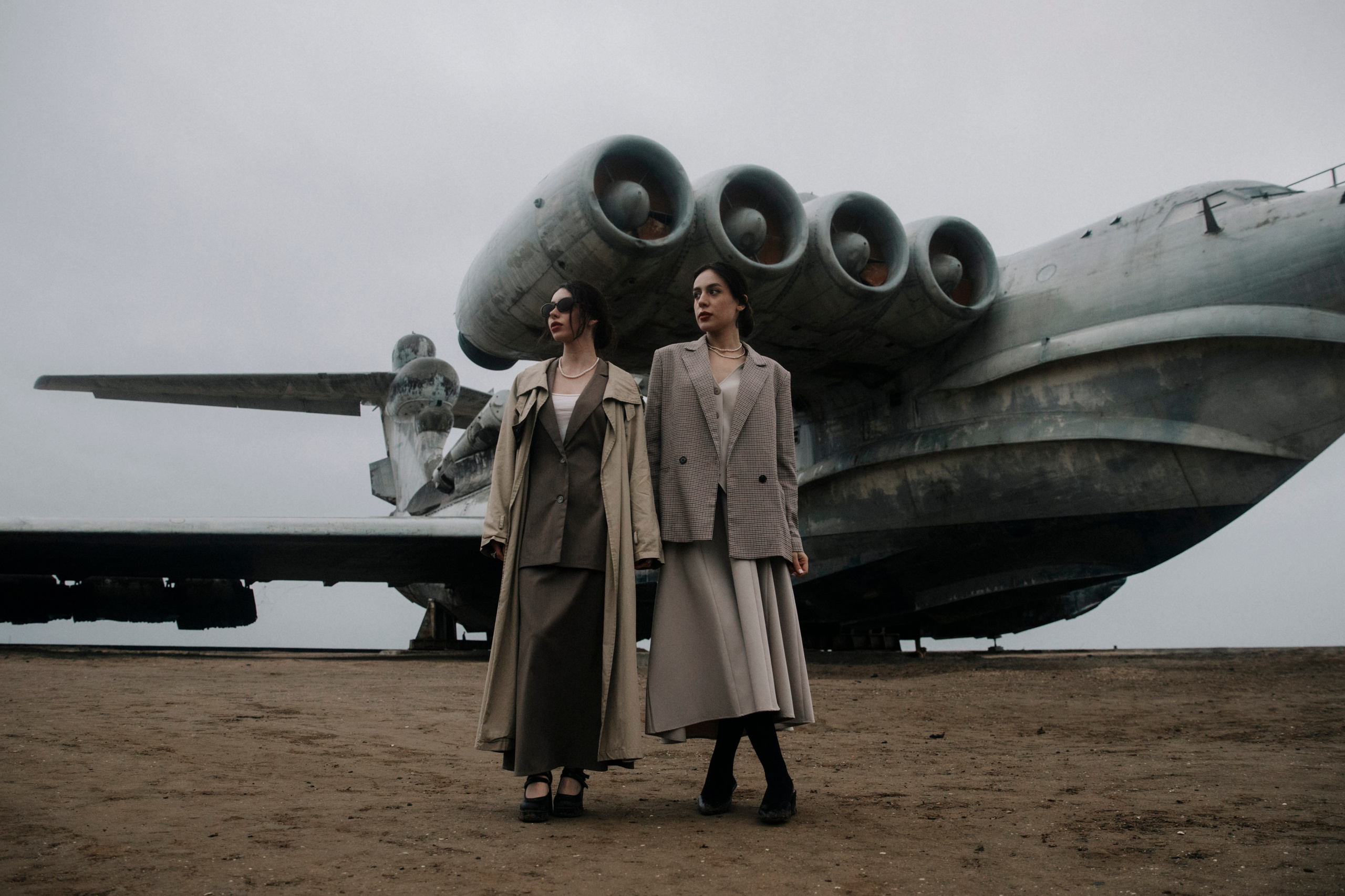 Фотосессия в пасмурную погоду, фотосессия в горах, фотосессия на пляже, фотосессия в туман, фотосессия у моря, фотосессия в стиле авиатор, авиатор, фотосессия Дагестан, Дагестан, мафия, женщины, дамы, леди, зонт, мрачная погода, фотосессия Лунь, Лунь, экраноплан, фотосессия с экранопланом Лунь