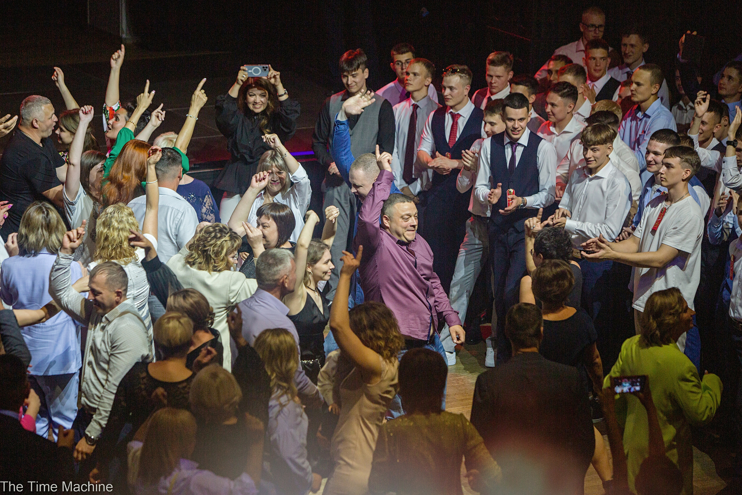 ВЫПУСКНОЙ В УЧЕБНОМ ЗАВЕДЕНИИ. Фотограф для маркетплейсов Михаил Бове