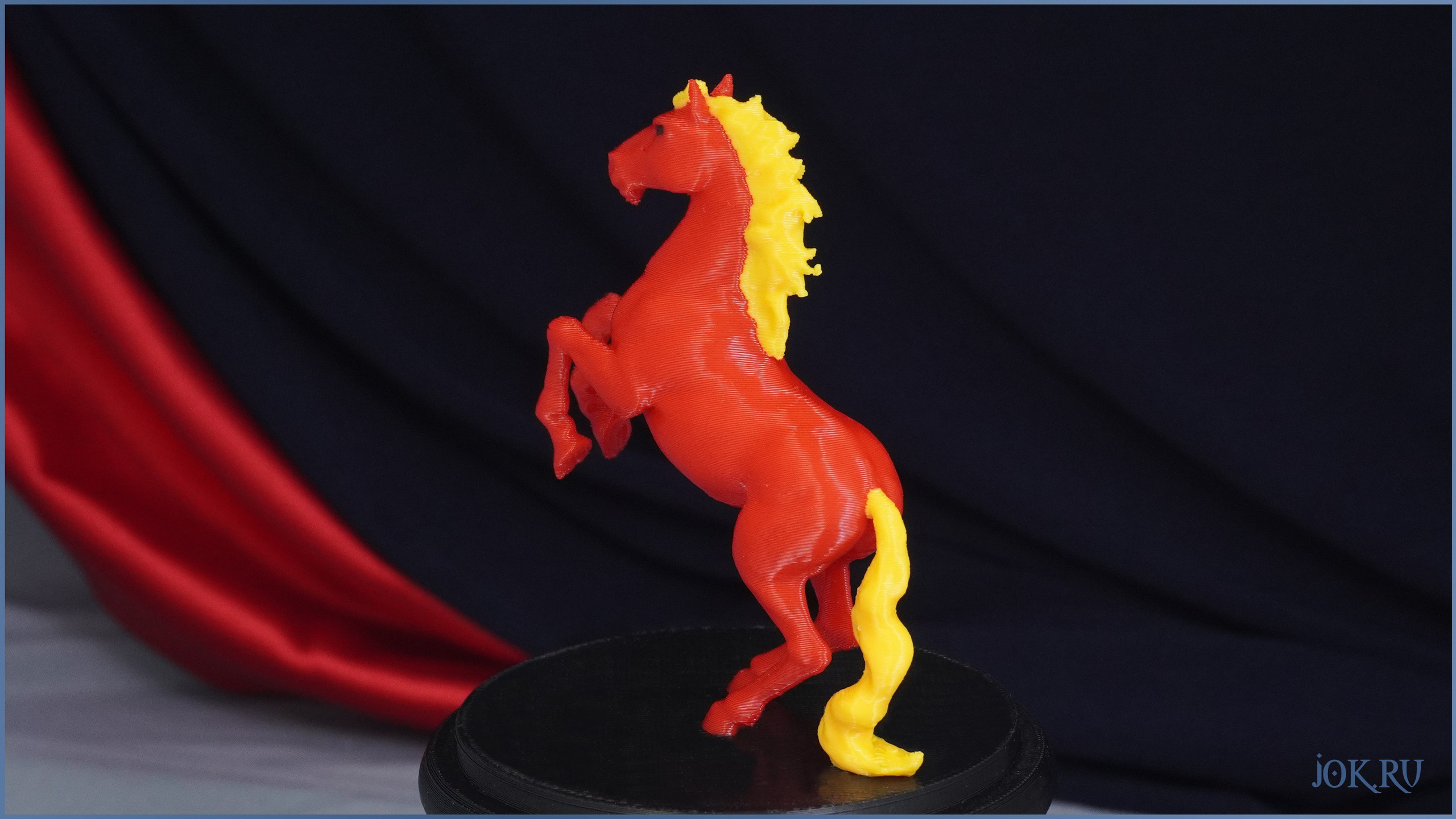 Новогодний подарок в виде огненной лошади — необычный сувенир, приносящий удачу и благополучие.