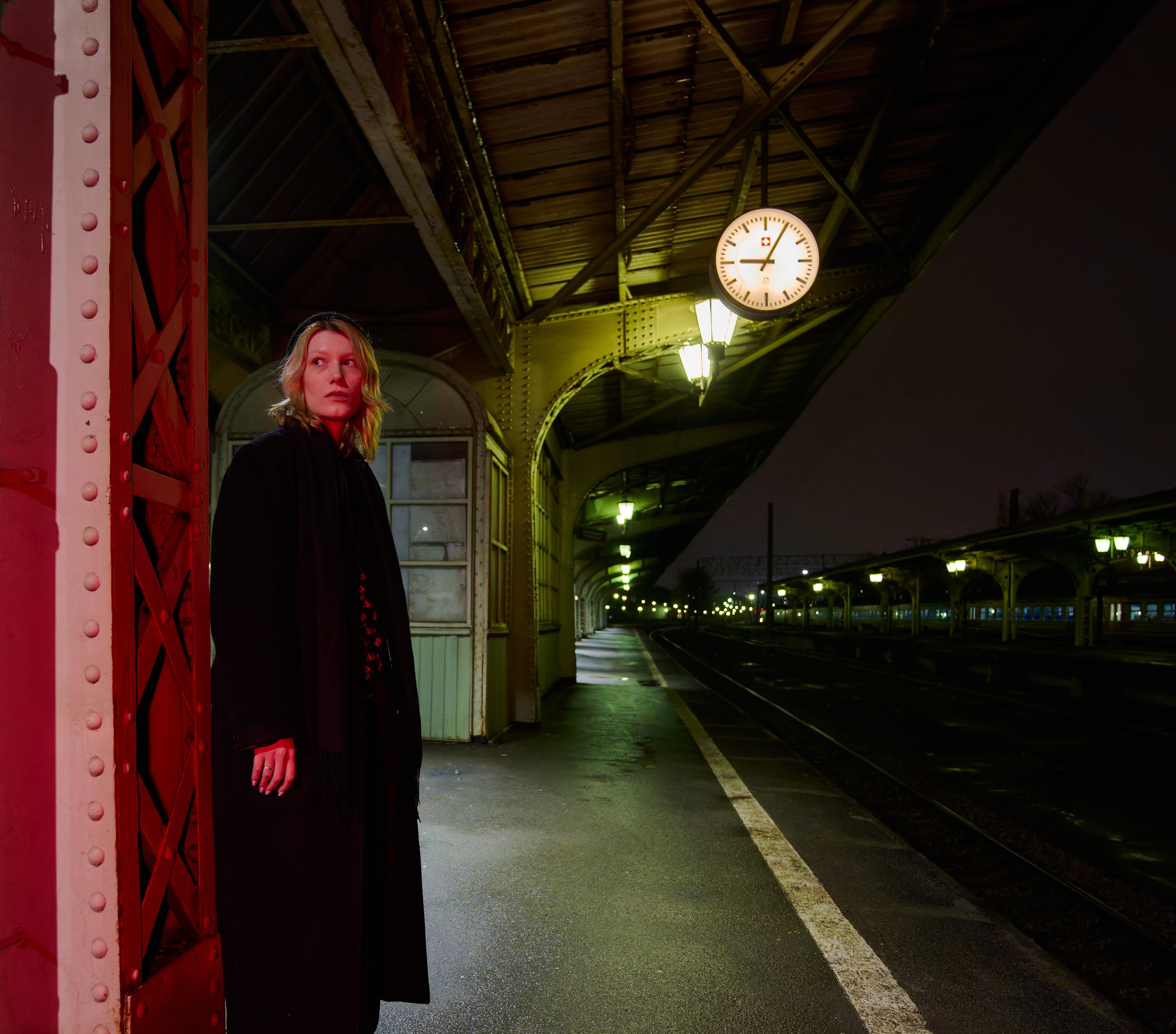 Девушка ждет поезд на перроне