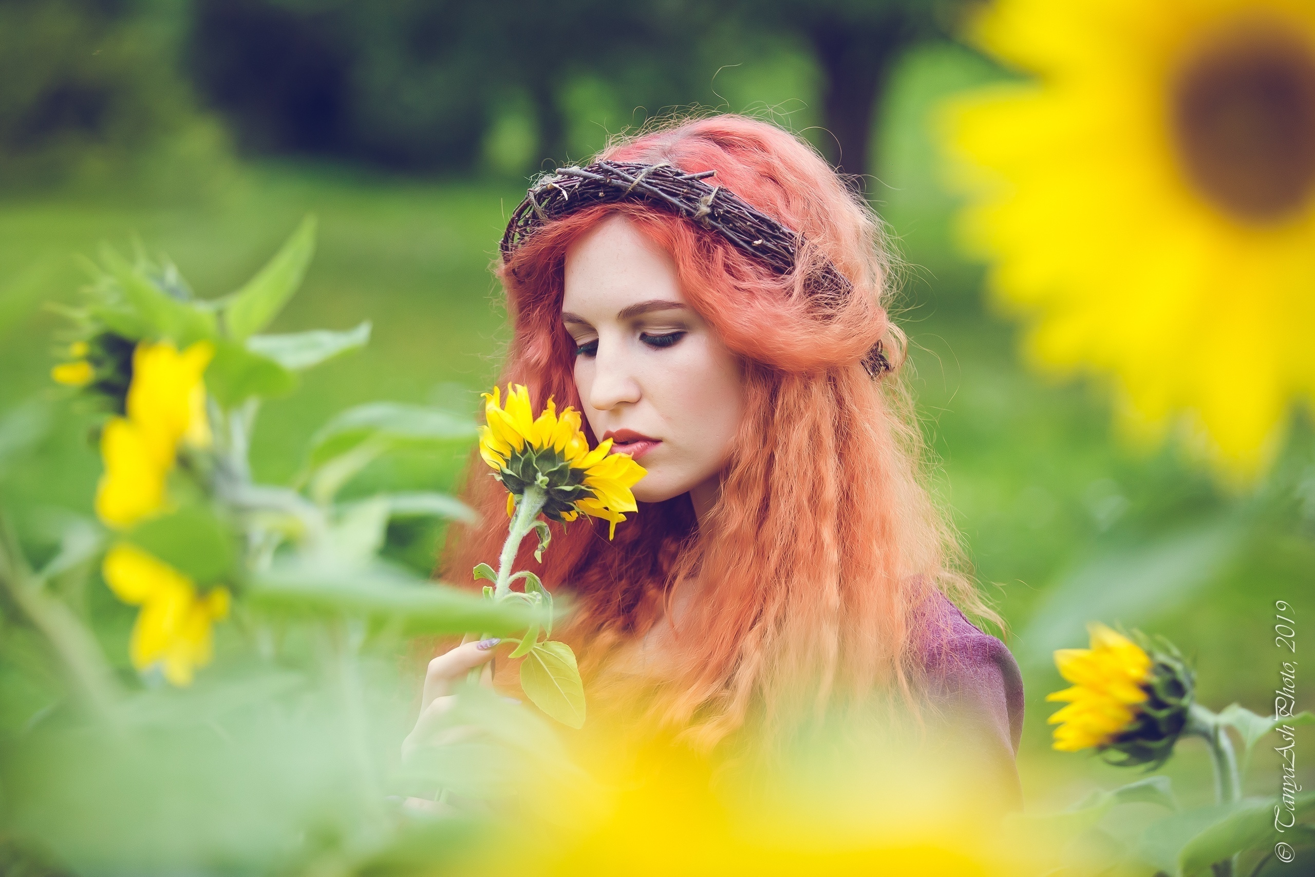 Фотосессия в подсолнухах рыжей девушки