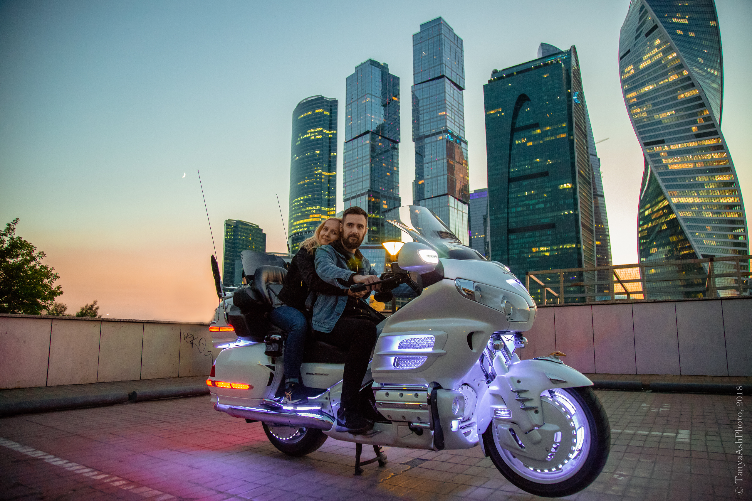 Love Story на мотоцикле напротив Москва-Сити