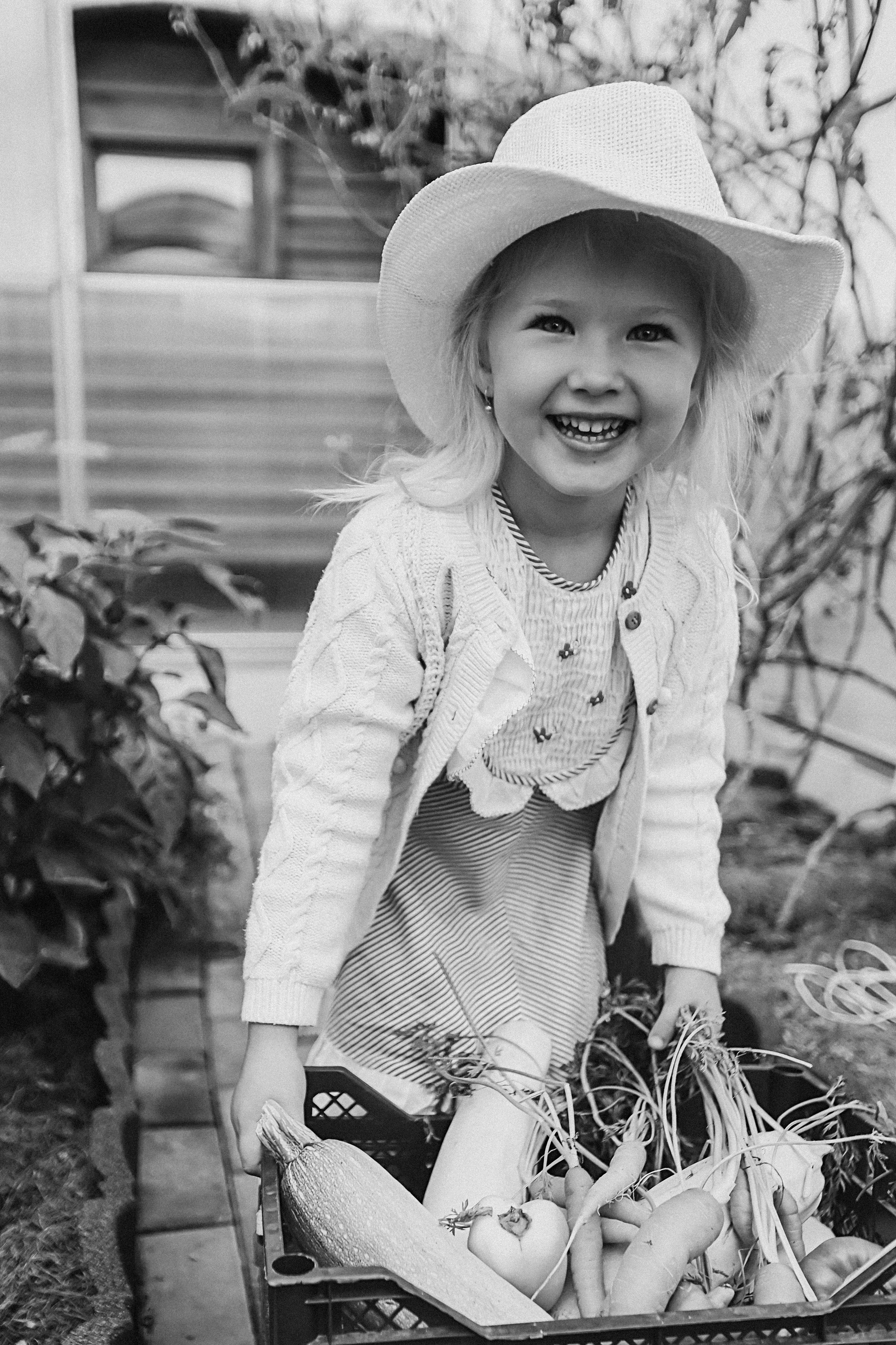 У дома. Семейный фотограф Тюмень, фотограф на роды Салмина Мария