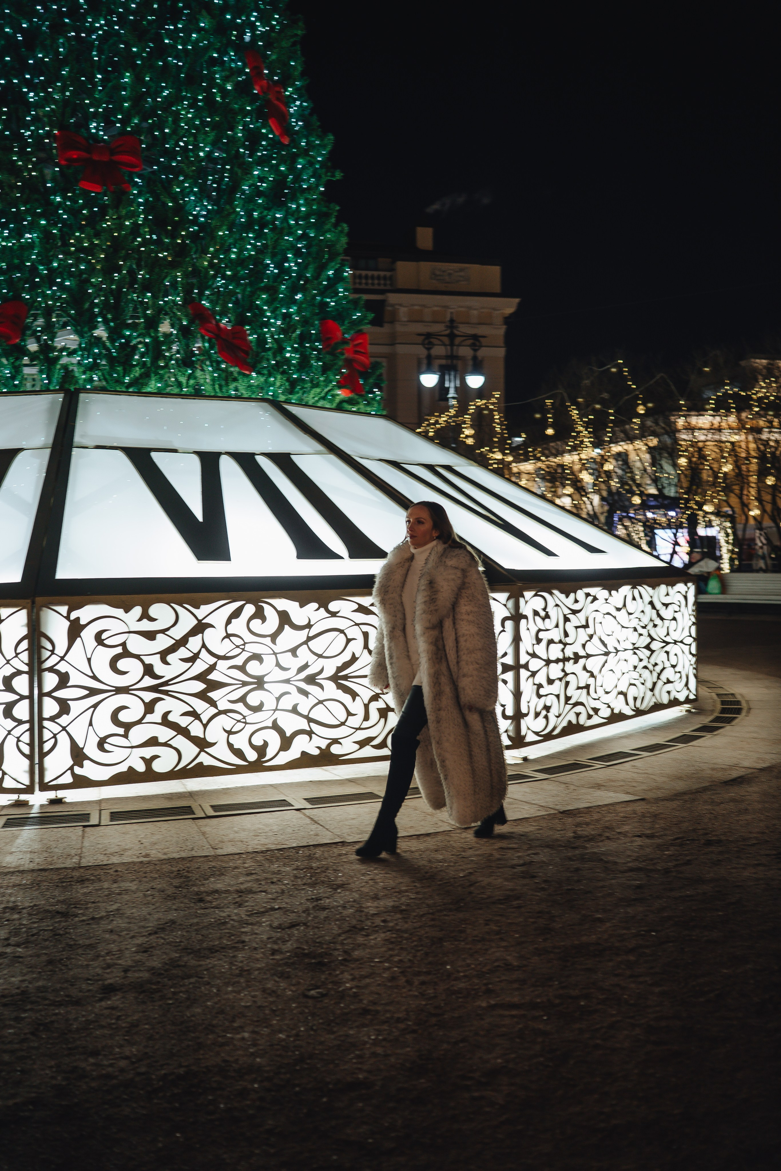 ПРОГУЛКА НА МАНЕЖНОЙ ПЛОЩАДИ ДЛЯ ДЕВУШКИ ПЕРЕД НОВЫМ ГОДОМ (НОВОГОДНЯЯ ФОТОСЕССИИЯ НА МАНЕЖНОЙ ПЛОЩАДИ). Профессиональный фотограф, Санкт-Петербург — Виктория Богомолова