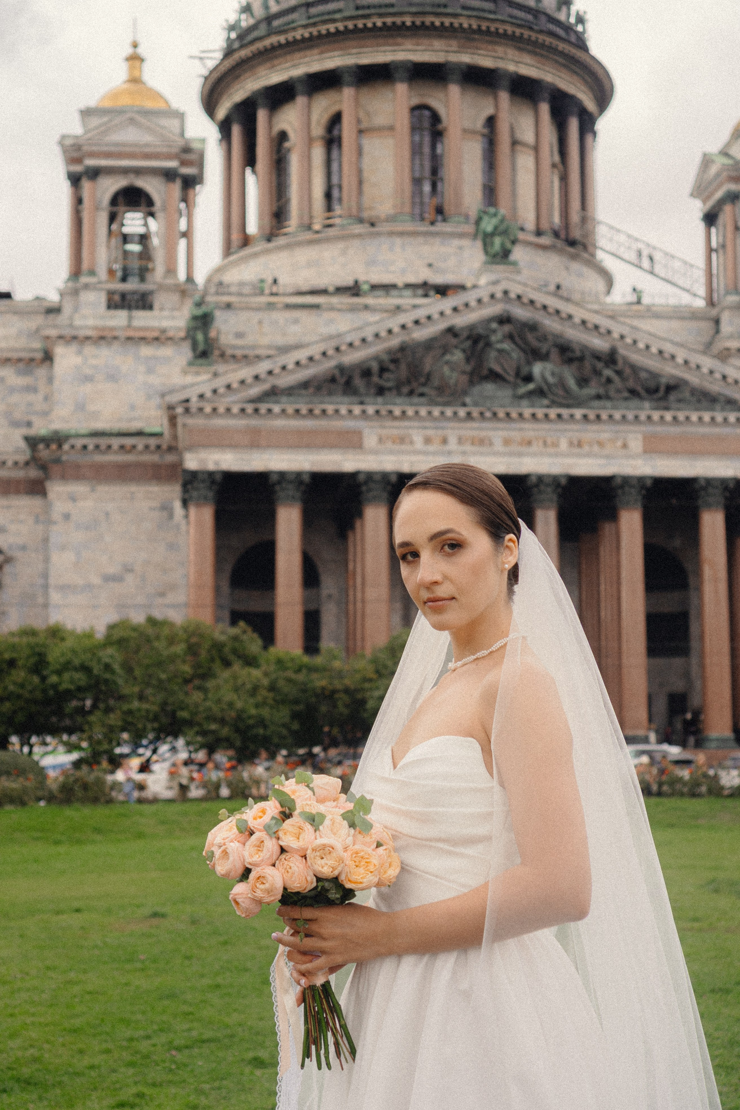 СВАДЕБНАЯ ПРОГУЛКА В САНТК-ПЕТЕРБУРГЕ (ИСАКИЕВСКИЙ СОБОР, ЗИМНЯЯ КАНАВКА, ЭРМИТАЖ И БОЛЬШАЯ МОРСКАЯ УЛИЦА). Профессиональный фотограф, Санкт-Петербург — Виктория Богомолова