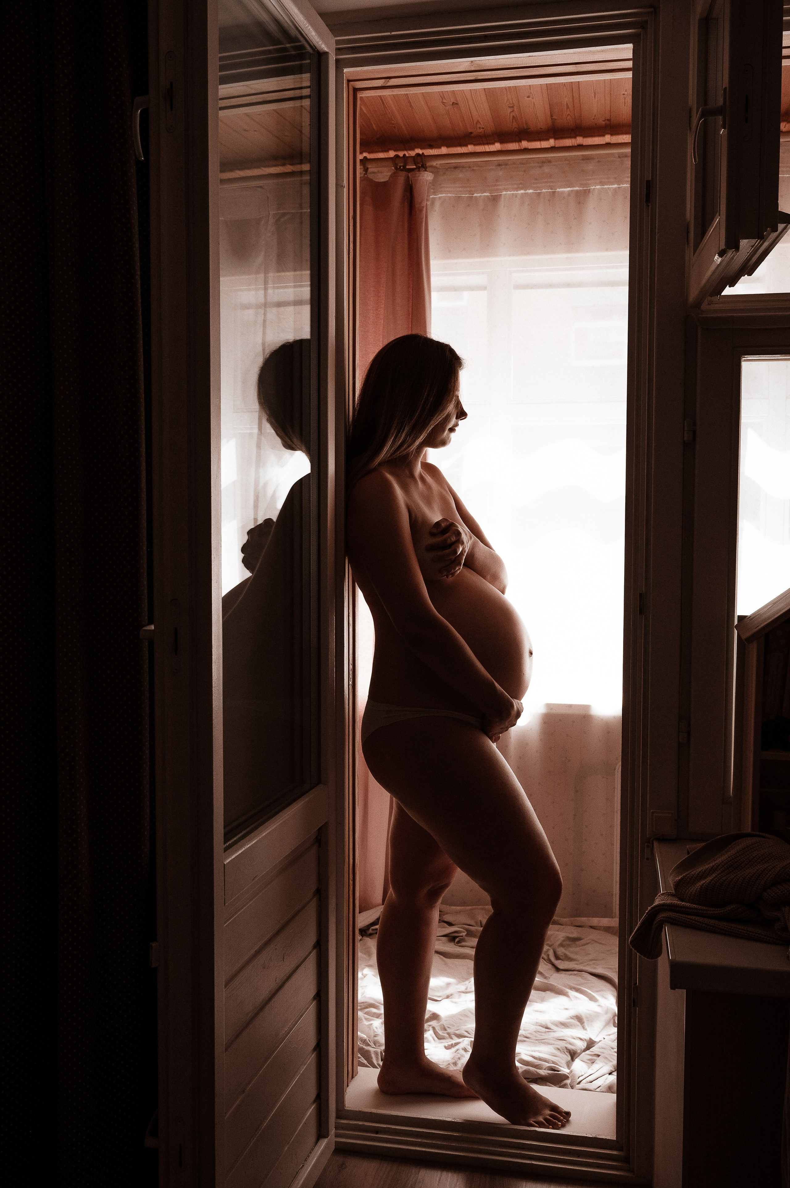 Домашняя фотосессия, съемка беременности дома, фотосессия беременности, беременность, идеи для съемки беременности дома, образ на фотосессию беременности, позы для беременной съемки, съемка деталей, семейный фотограф в Нижнем Новгороде, беременная фотосессия в Нижнем Новгороде, фотограф беременности в Нижнем Новгород