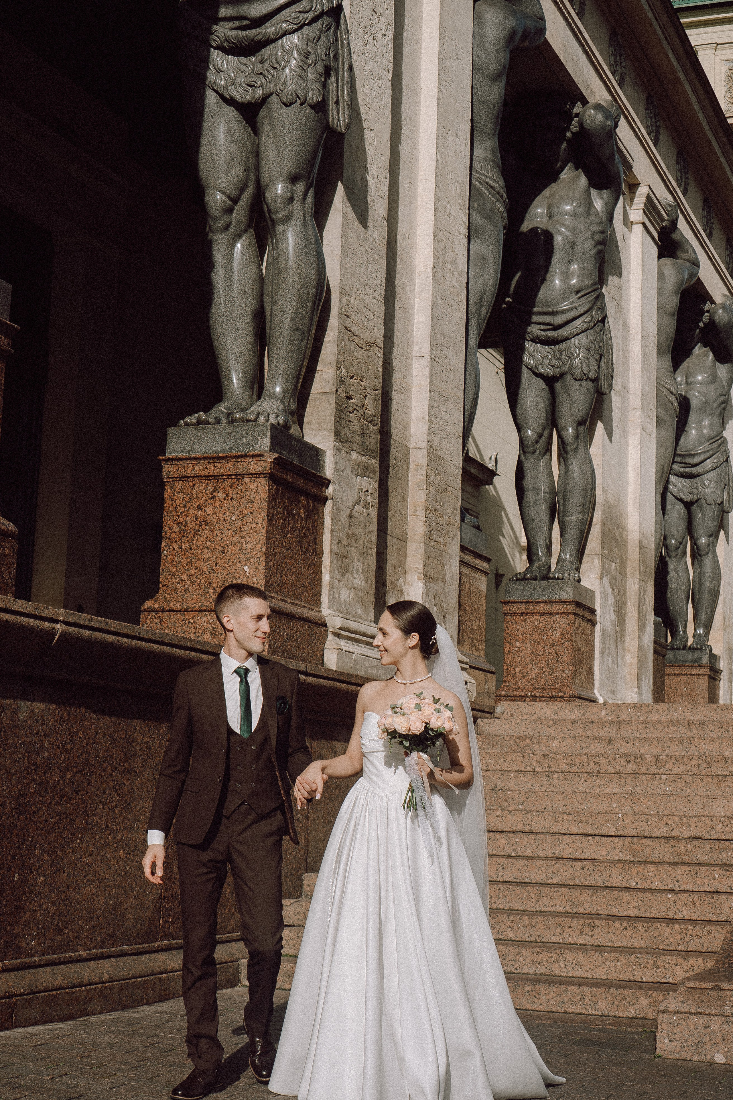 СВАДЕБНАЯ ПРОГУЛКА В САНТК-ПЕТЕРБУРГЕ (ИСАКИЕВСКИЙ СОБОР, ЗИМНЯЯ КАНАВКА, ЭРМИТАЖ И БОЛЬШАЯ МОРСКАЯ УЛИЦА). Профессиональный фотограф, Санкт-Петербург — Виктория Богомолова