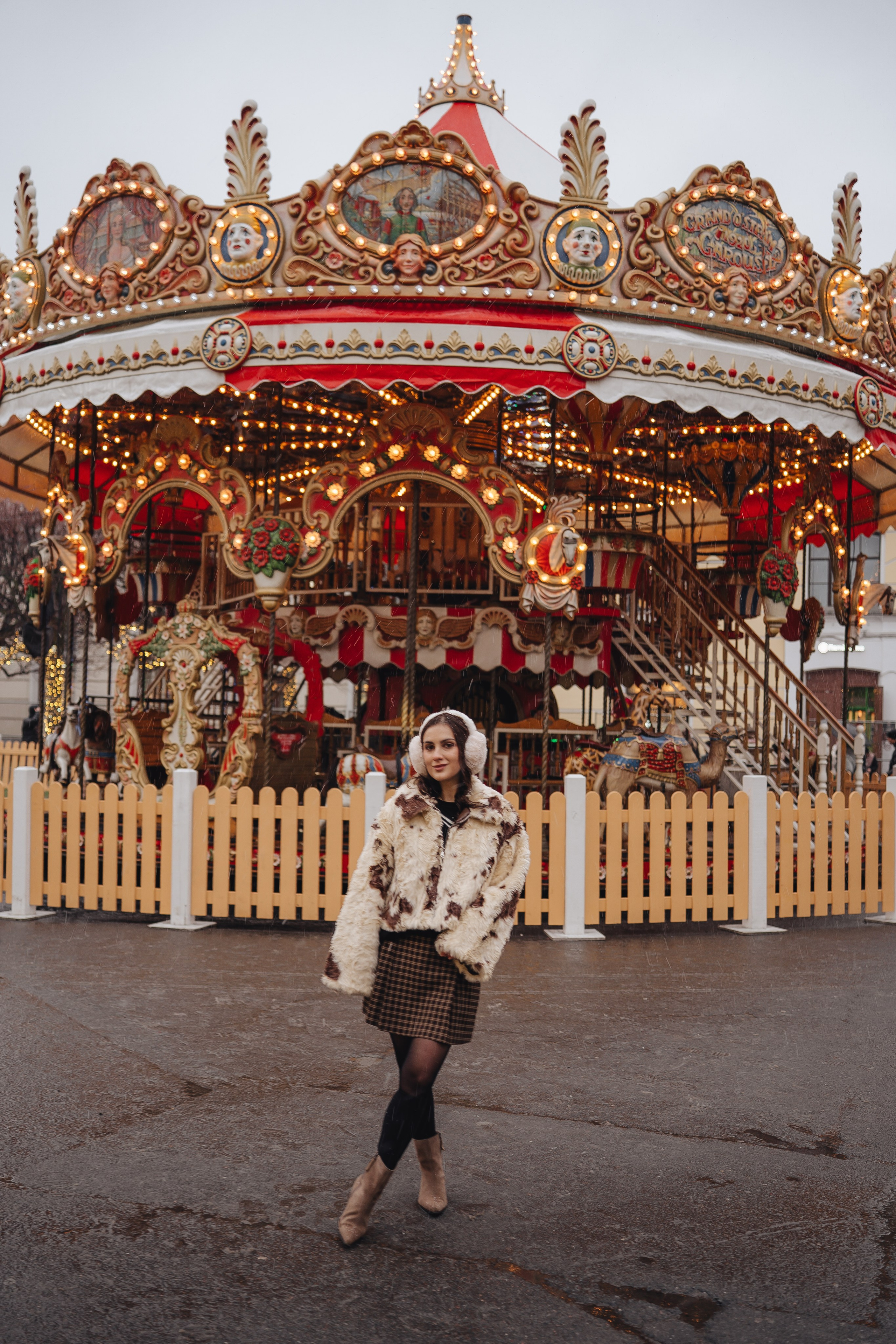 ПРОГУЛКА НА МАНЕЖНОЙ ПЛОЩАДИ ДЛЯ ДЕВУШКИ ПЕРЕД НОВЫМ ГОДОМ (НОВОГОДНЯЯ ФОТОСЕССИИЯ НА МАНЕЖНОЙ ПЛОЩАДИ). Профессиональный фотограф, Санкт-Петербург — Виктория Богомолова