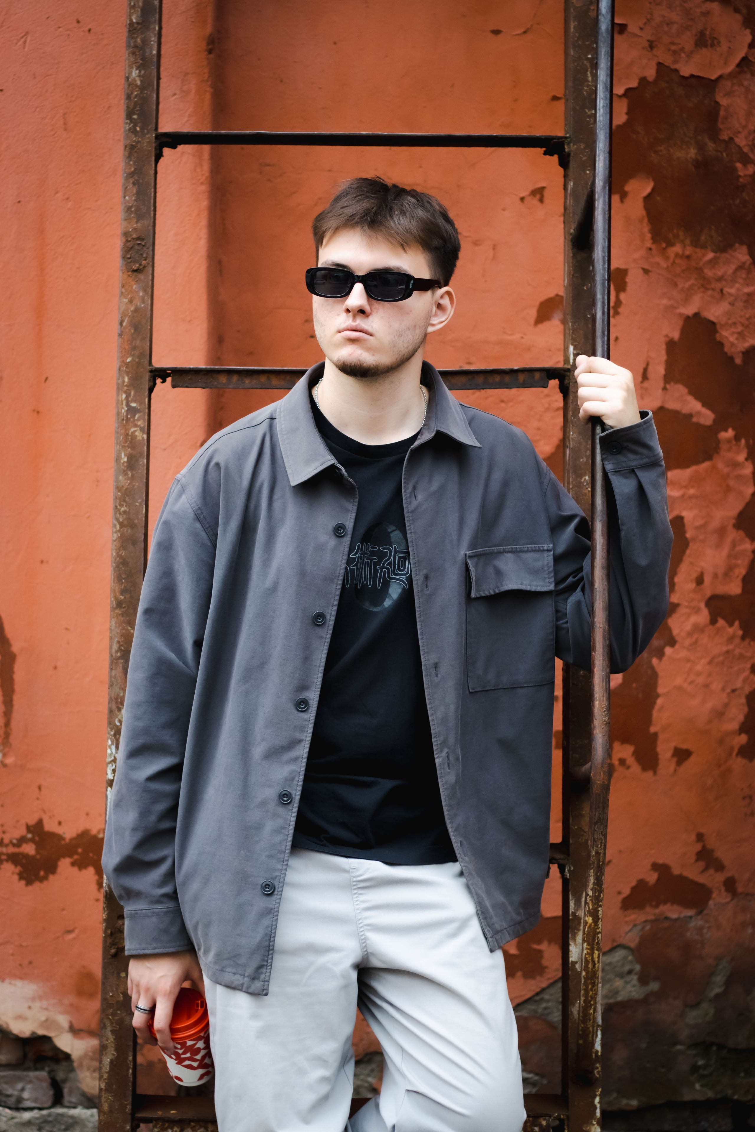 мужчина держится за металлическую леснику 