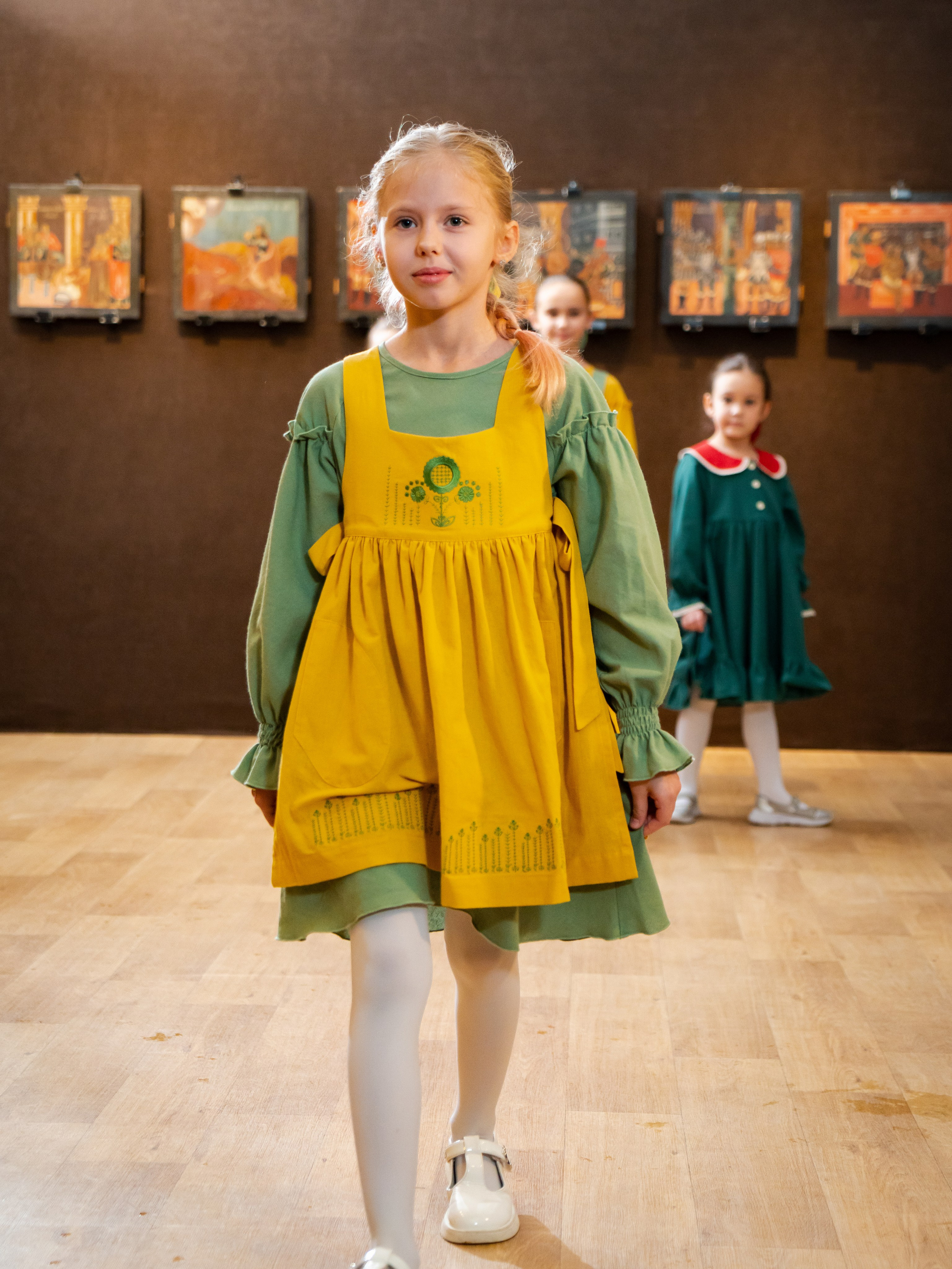 Показ одежды в рамках выставки «105. Лучшее». Фотограф Москва