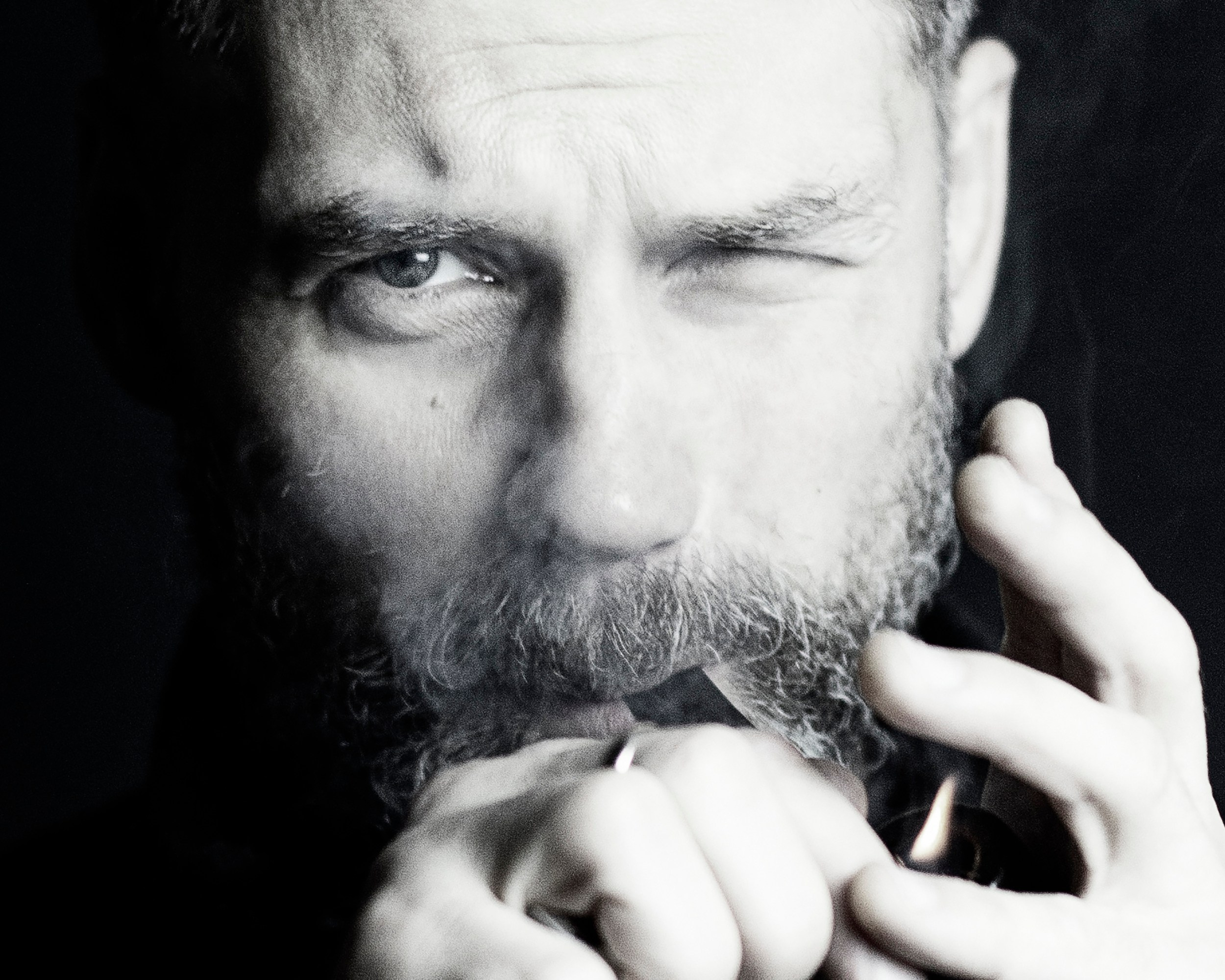 Черно белый мужской портрет с дымом