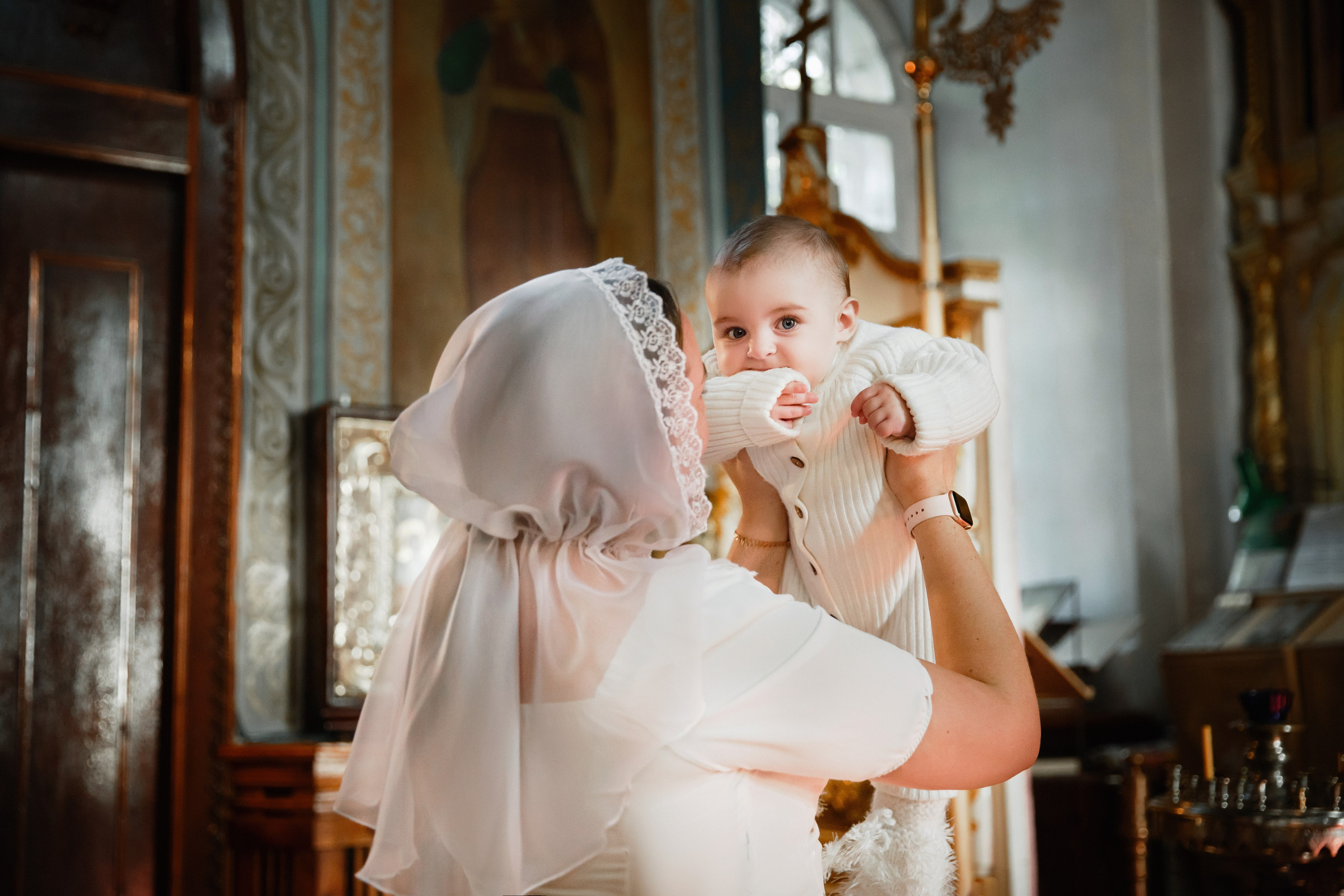 таинство Крещения, кретины, мама с малышом