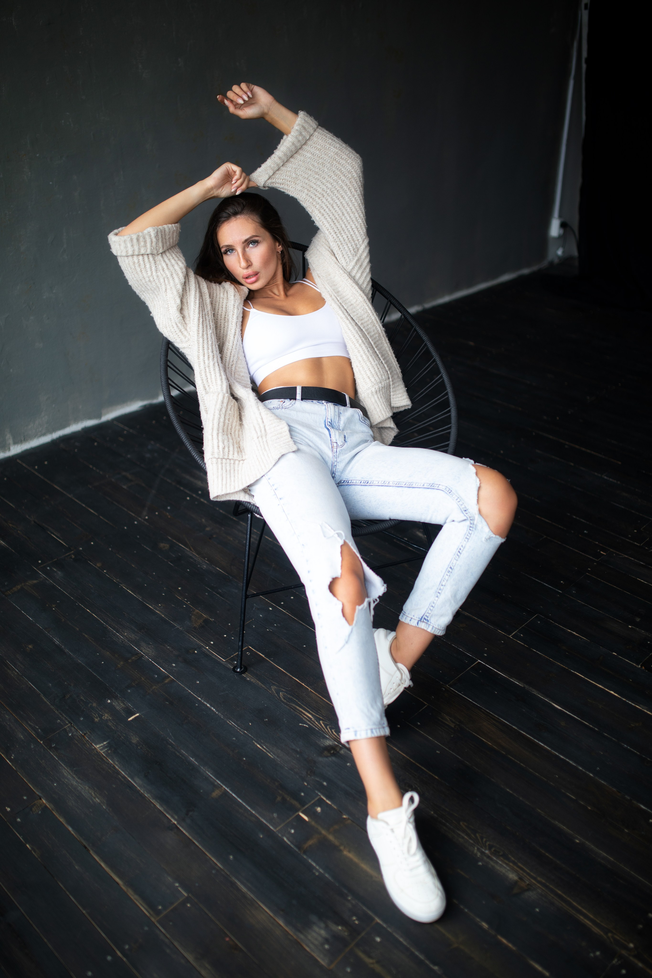 Съемка с Викторией в студии с минимальным интерьером в формате для «себя»