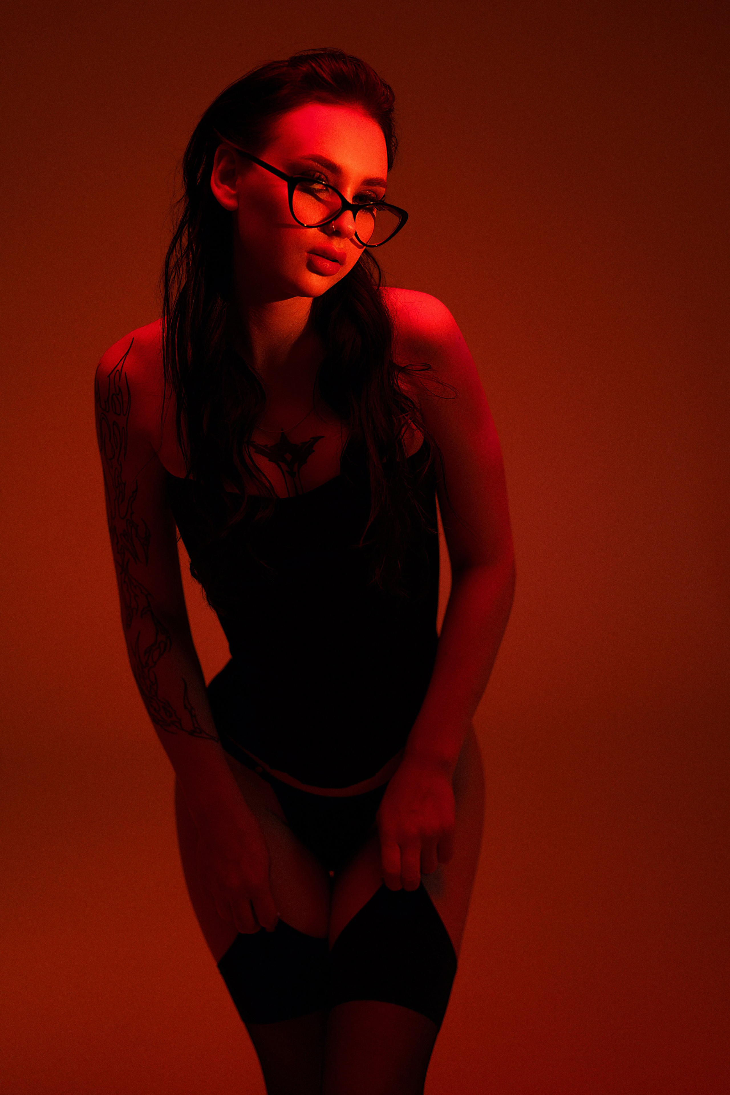 Фотосессия в студии Каменска-Уральского, красное освещение