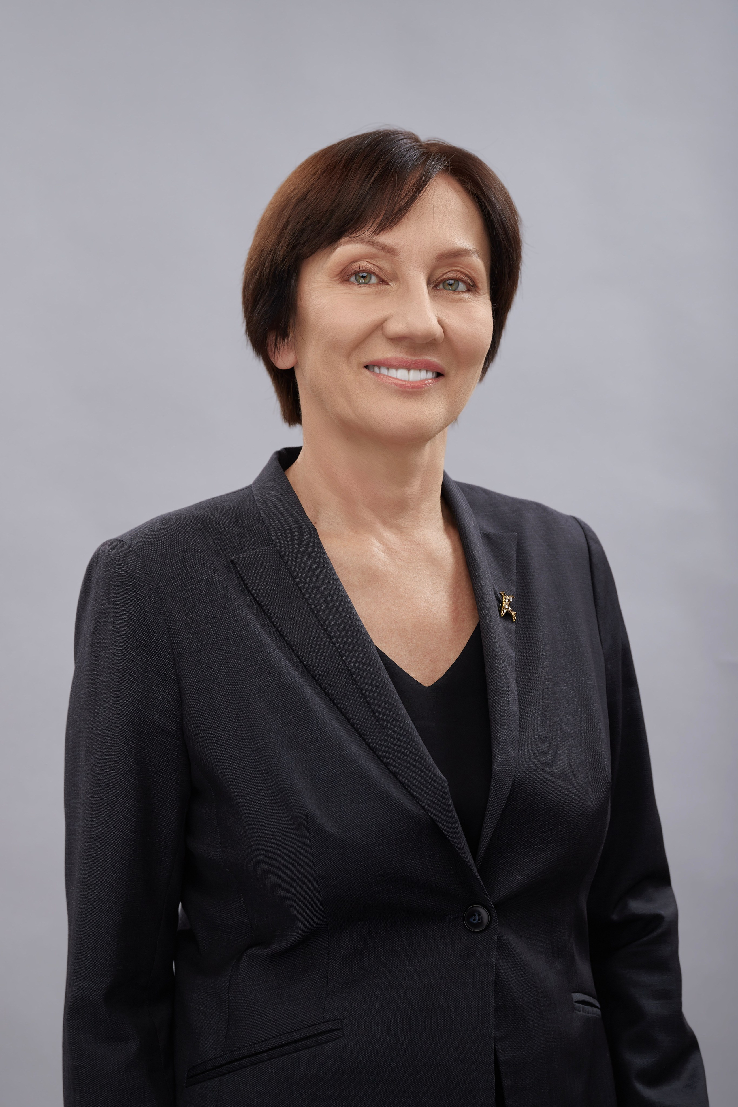 "Профессиональный портрет мужчины в студии""Женский портрет с естественным освещением""Крупный план портрета улыбающейся женщины""Портретная съемка в студии для делового портфолио"Для съемки сотрудников компании:"Группа сотрудников компании на корпоративной фотосессии""Портреты сотрудников офиса для корпоративного сайта""Фотосъемка команды компании в рабочей обстановке""Деловой портрет сотрудника для бизнес-профиля"