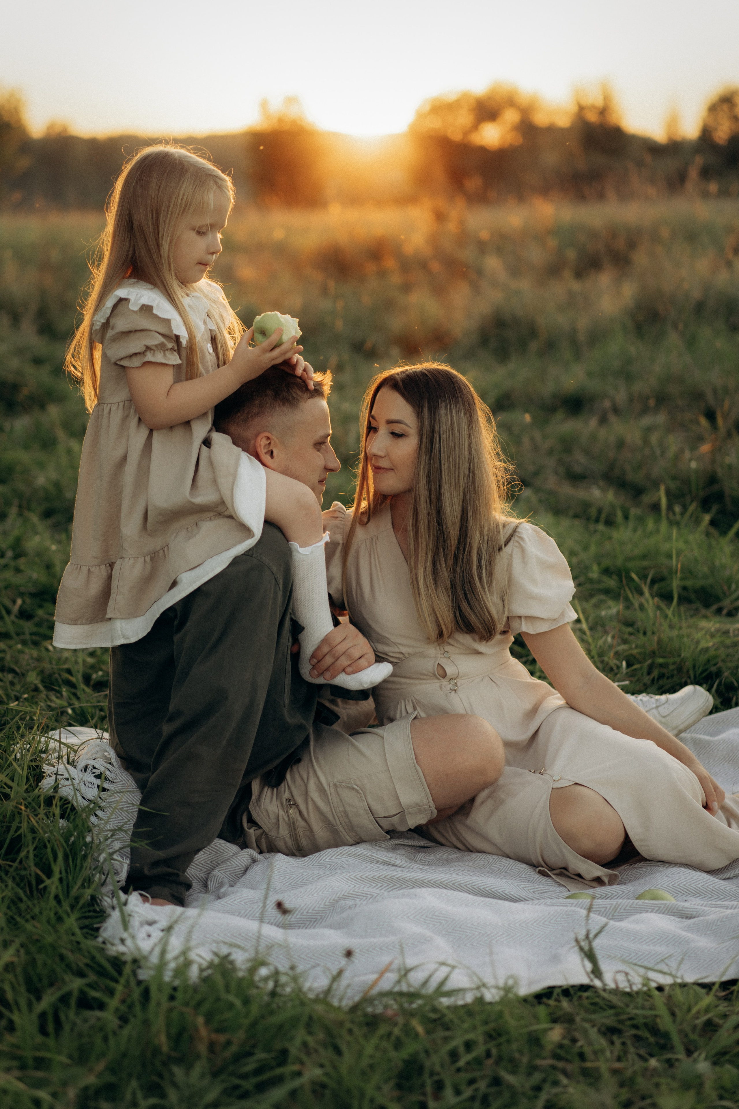 Летний вечер в поле. Семейный lifestyle фотограф в Москве Рената Рафикова