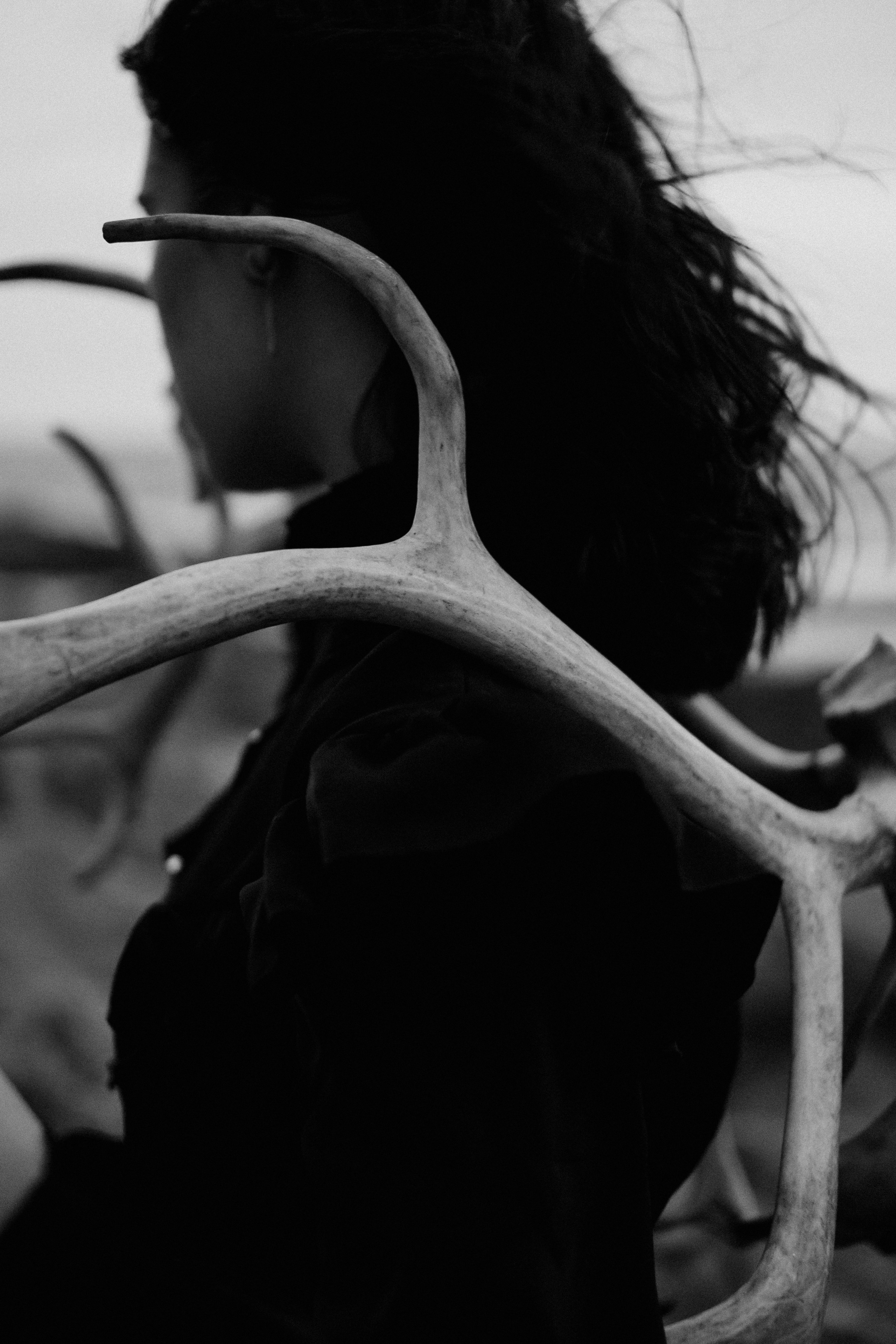 Съёмка у моря с оленьими рогами