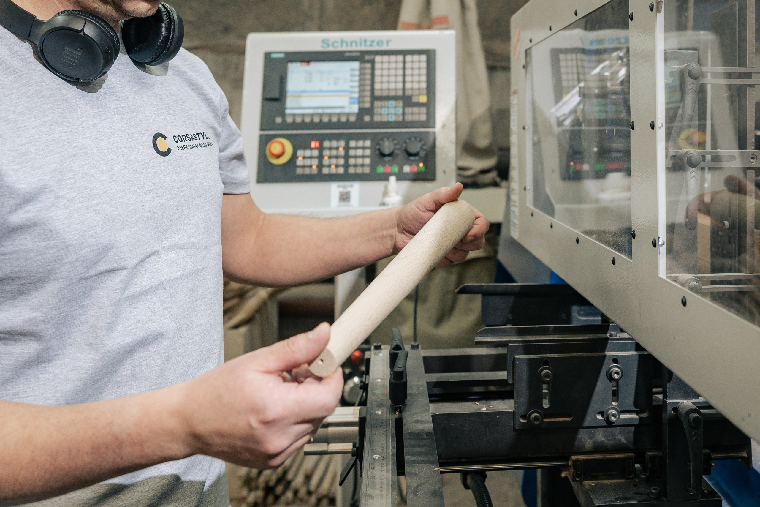 Крупный план токарной обработки деревянной заготовки для мебели CORSASTYLE.