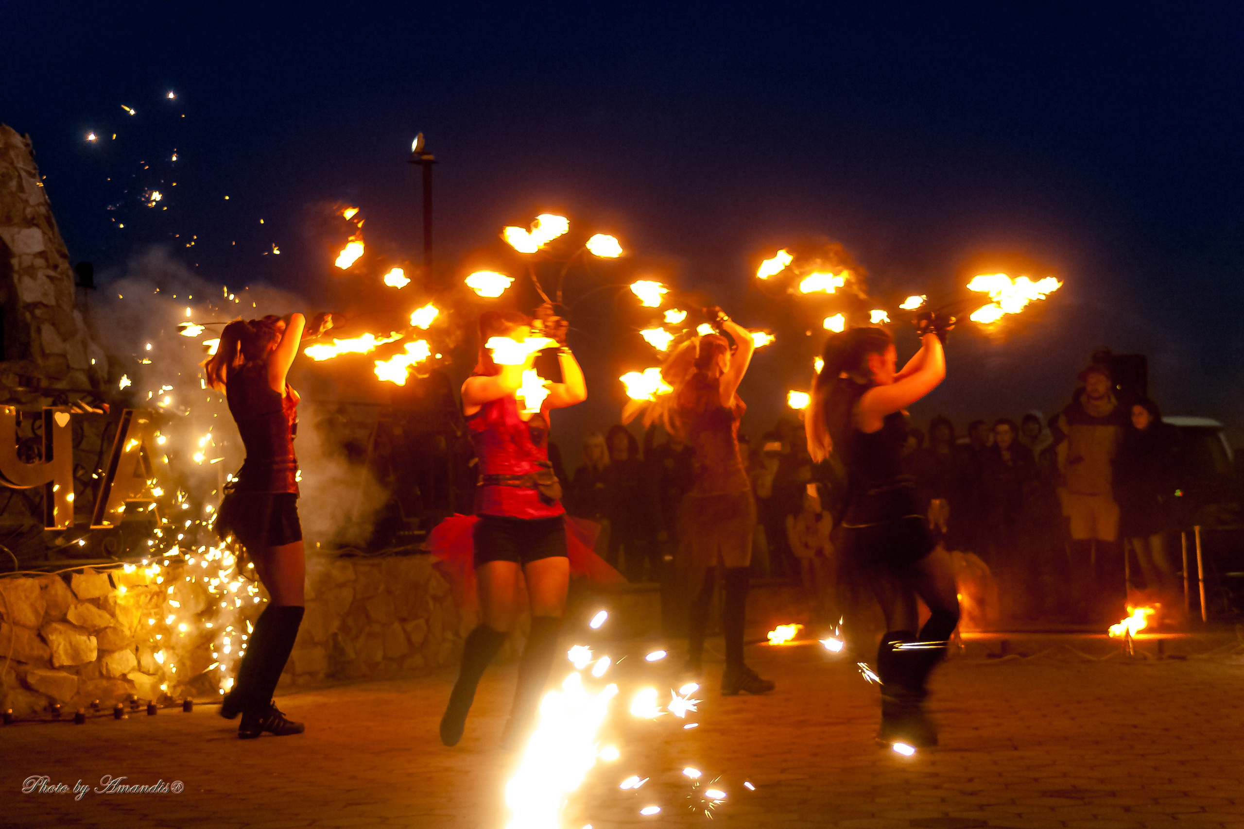 Огненное шоу у памятника «Здесь начинается Россия». Камчатка. Май 2017. Репортажная съемка в Москве и области. Анималистика