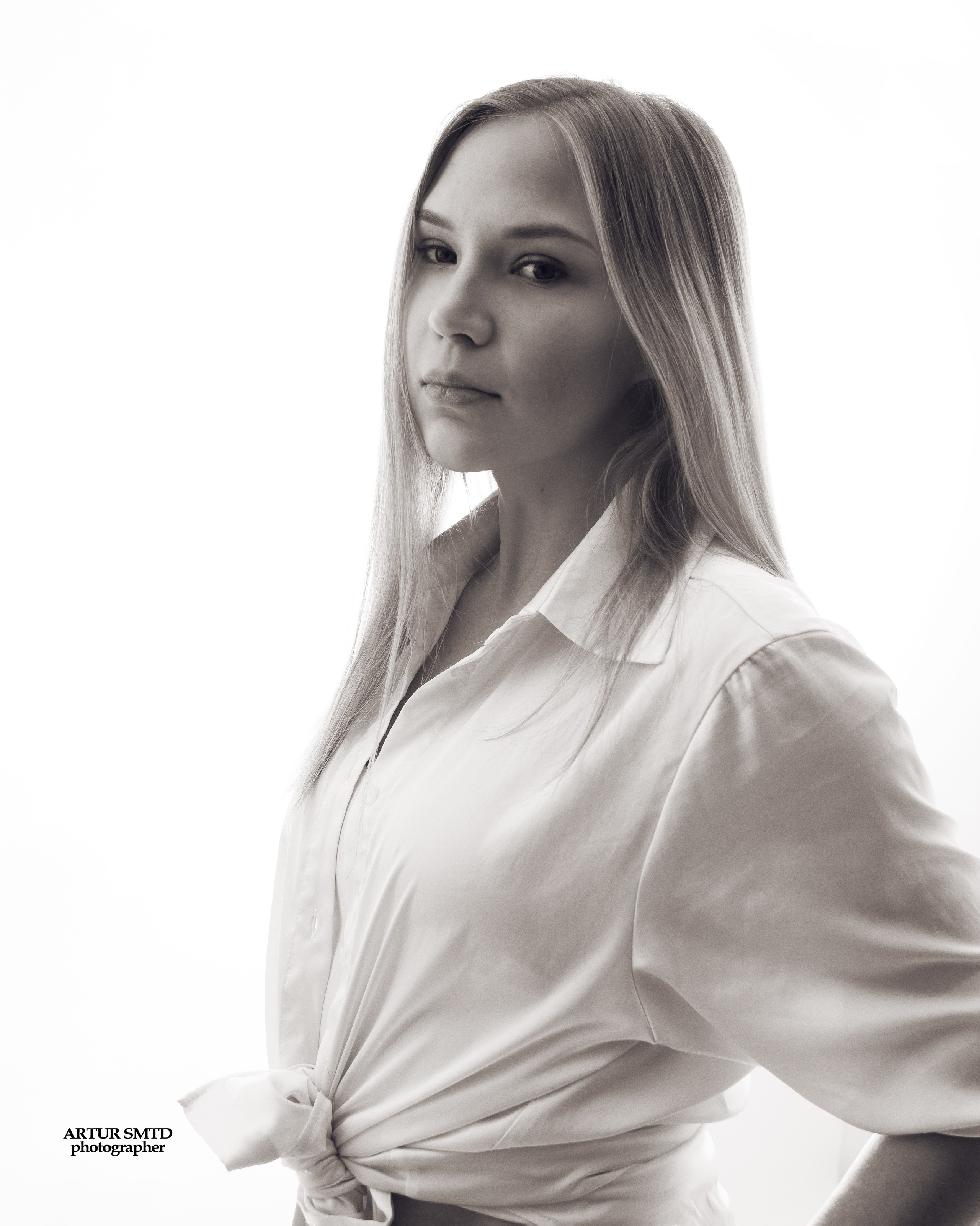 Красивая молодая модель с длинными волосами