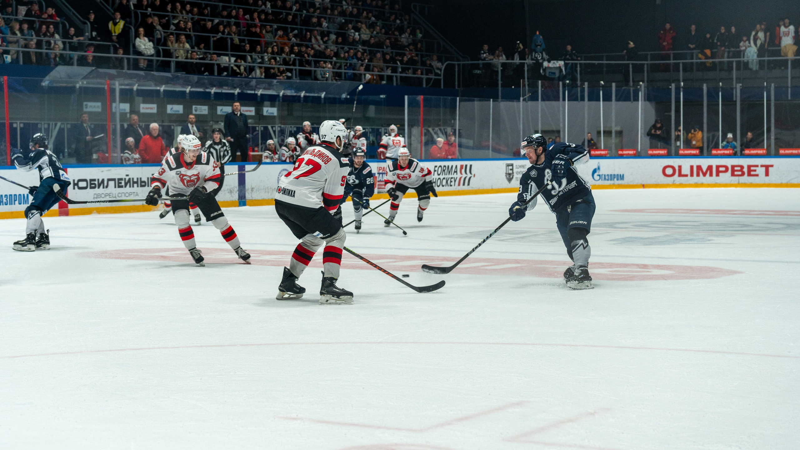 Игрок «Динамо» атакует в окружении соперников на матче в Санкт-Петербурге. Спортивная фотосъёмка, репортаж, динамика и эмоции.