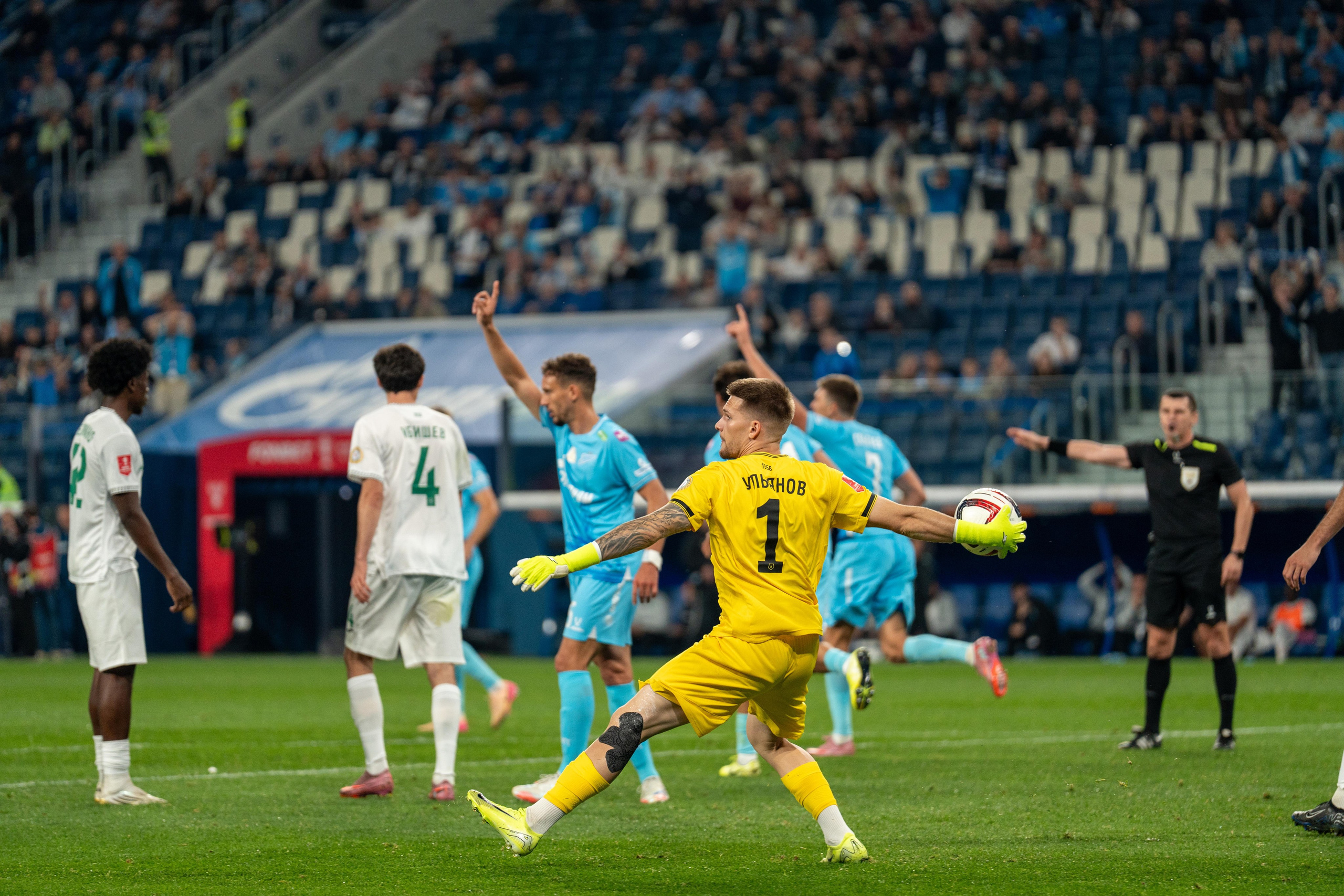 Вратарь «Ахмата» отбивает мяч — спортивный фотограф Санкт-Петербург