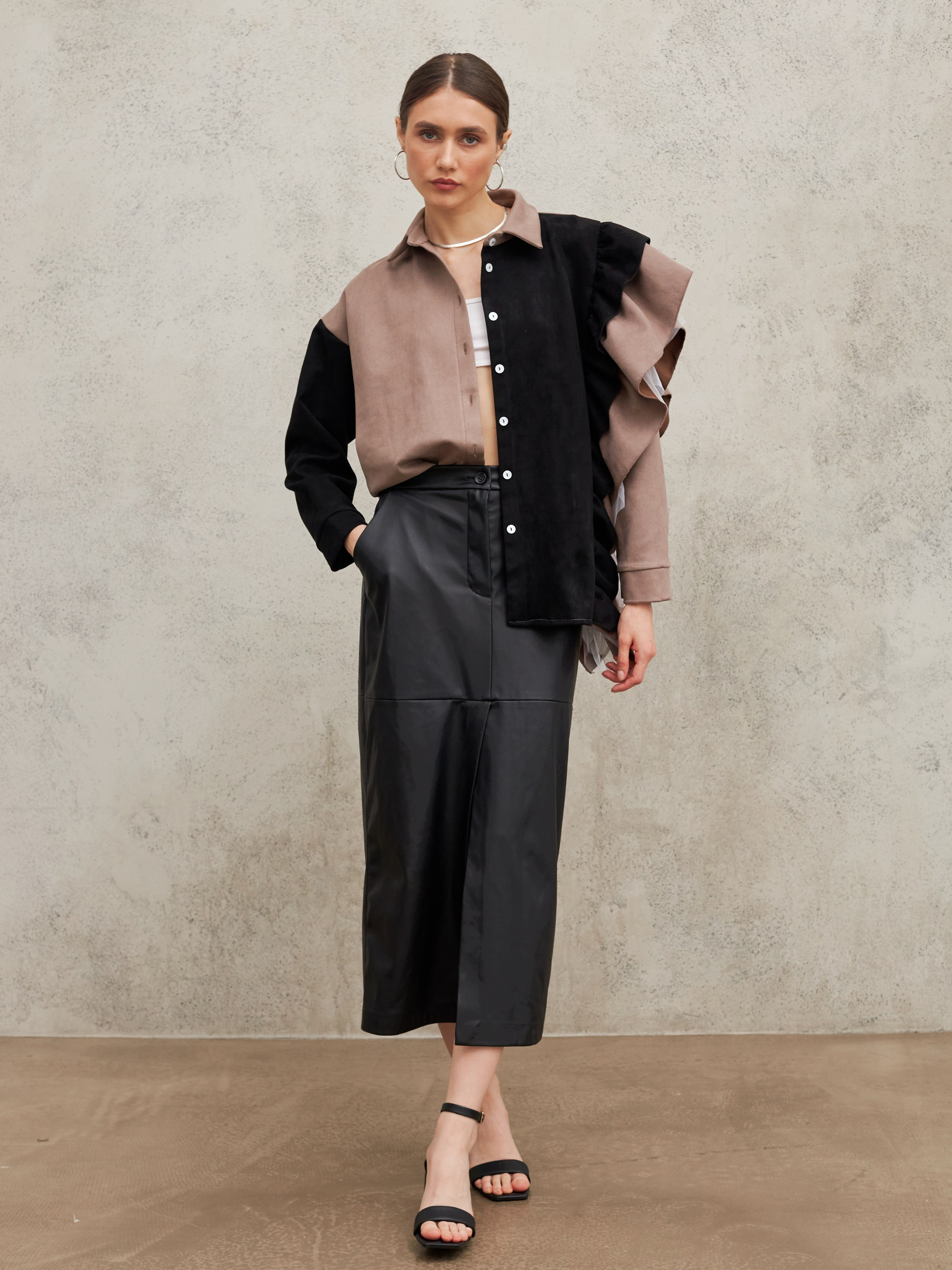 Фотосъемка рубашек с воланами Екатеринбург Wildberries ВБ Ozon Озон фотосессия одежды Екб заказать цена фотосъемка товара WB блузки Екб. Фотограф Екатеринбург Анастасия Жерновская | Маркетплейсы и нейрофото