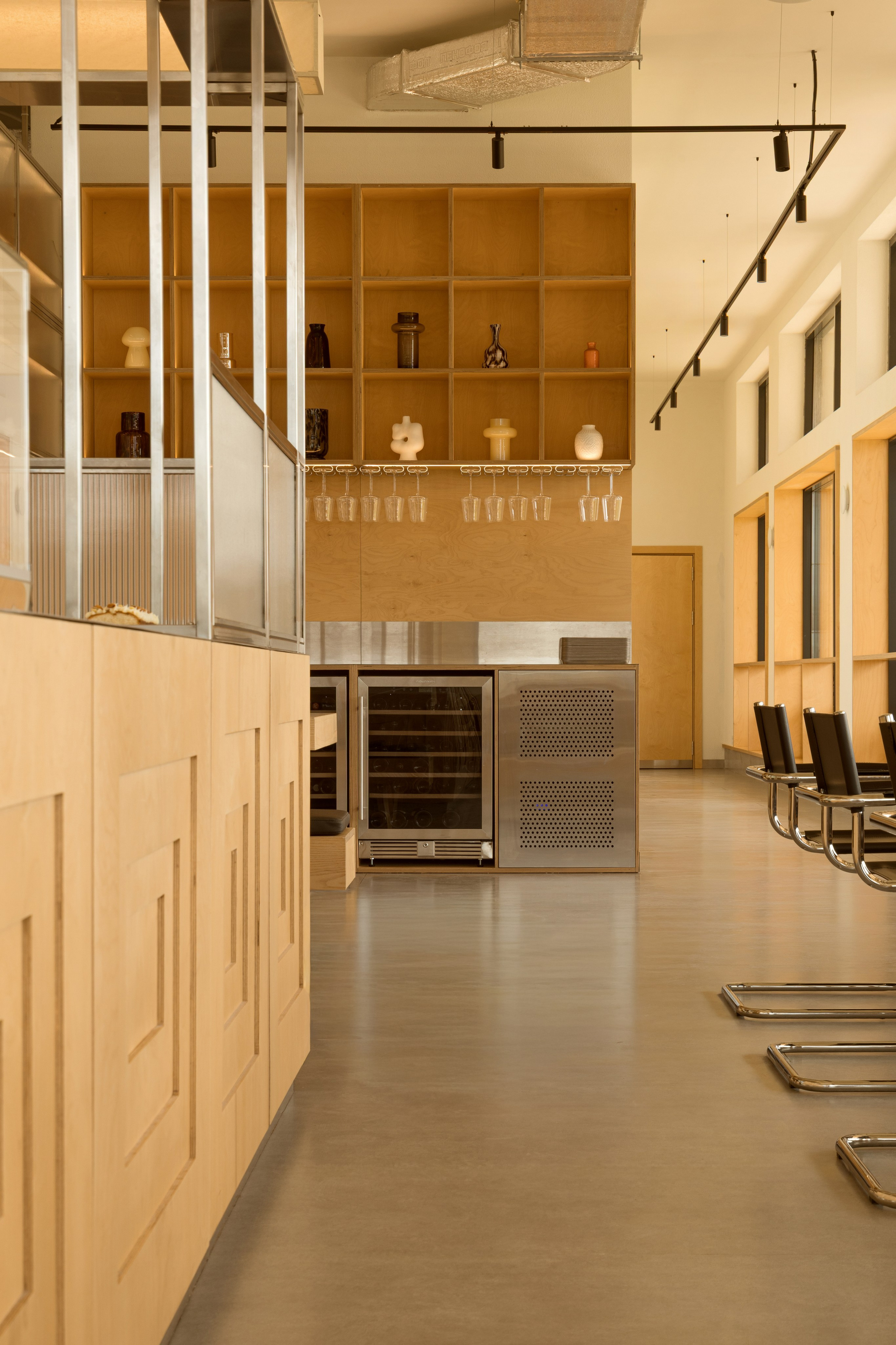 Модернистское кафе-пиццерия на природе: проект FruitDesign с акцентом на созерцание. Интерьерный фотограф в Нижнем Новгороде и Москве Владимир Гудков