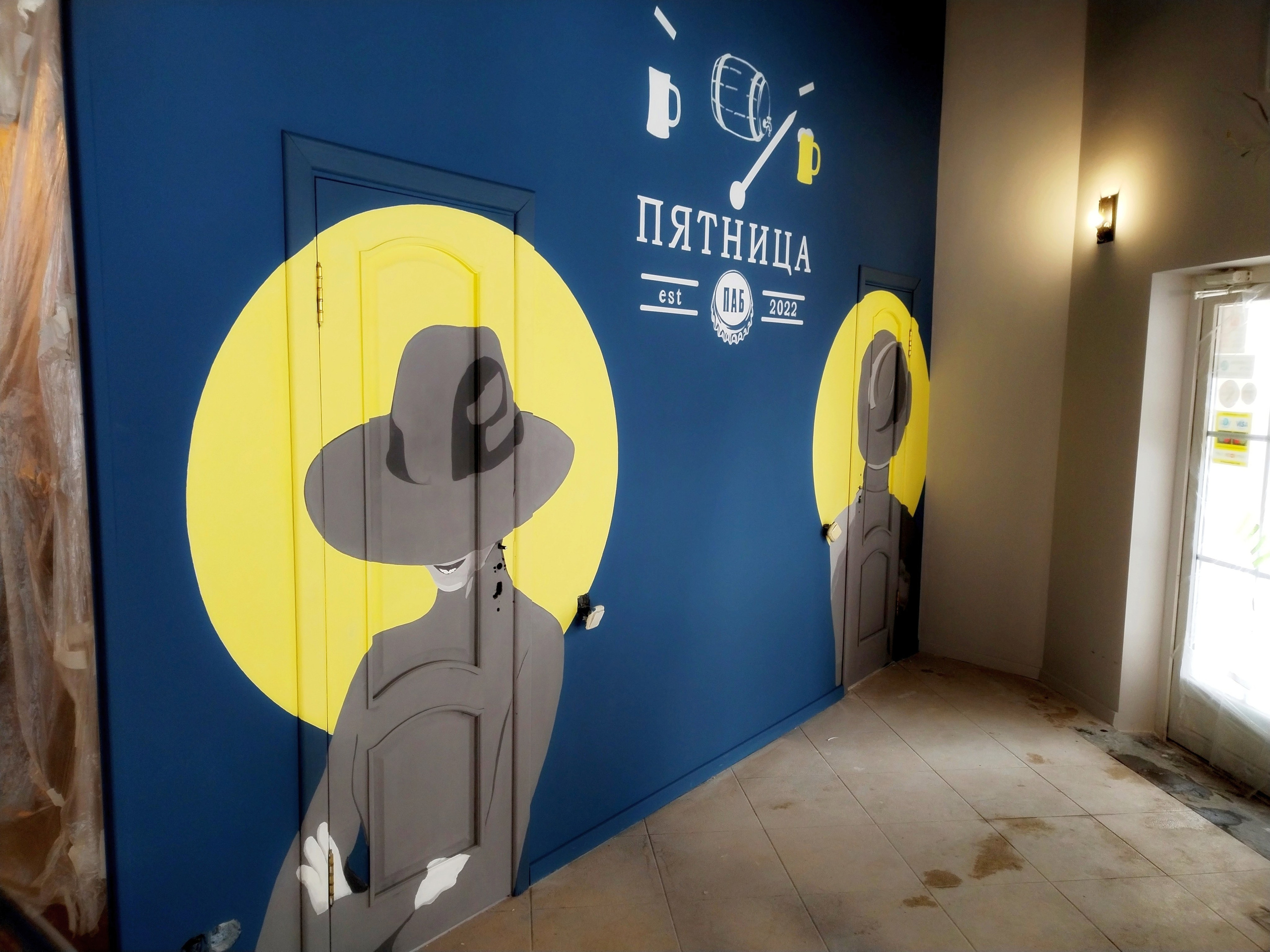 На желтом фоне мужчина и женщина как обозначение уборных комнат