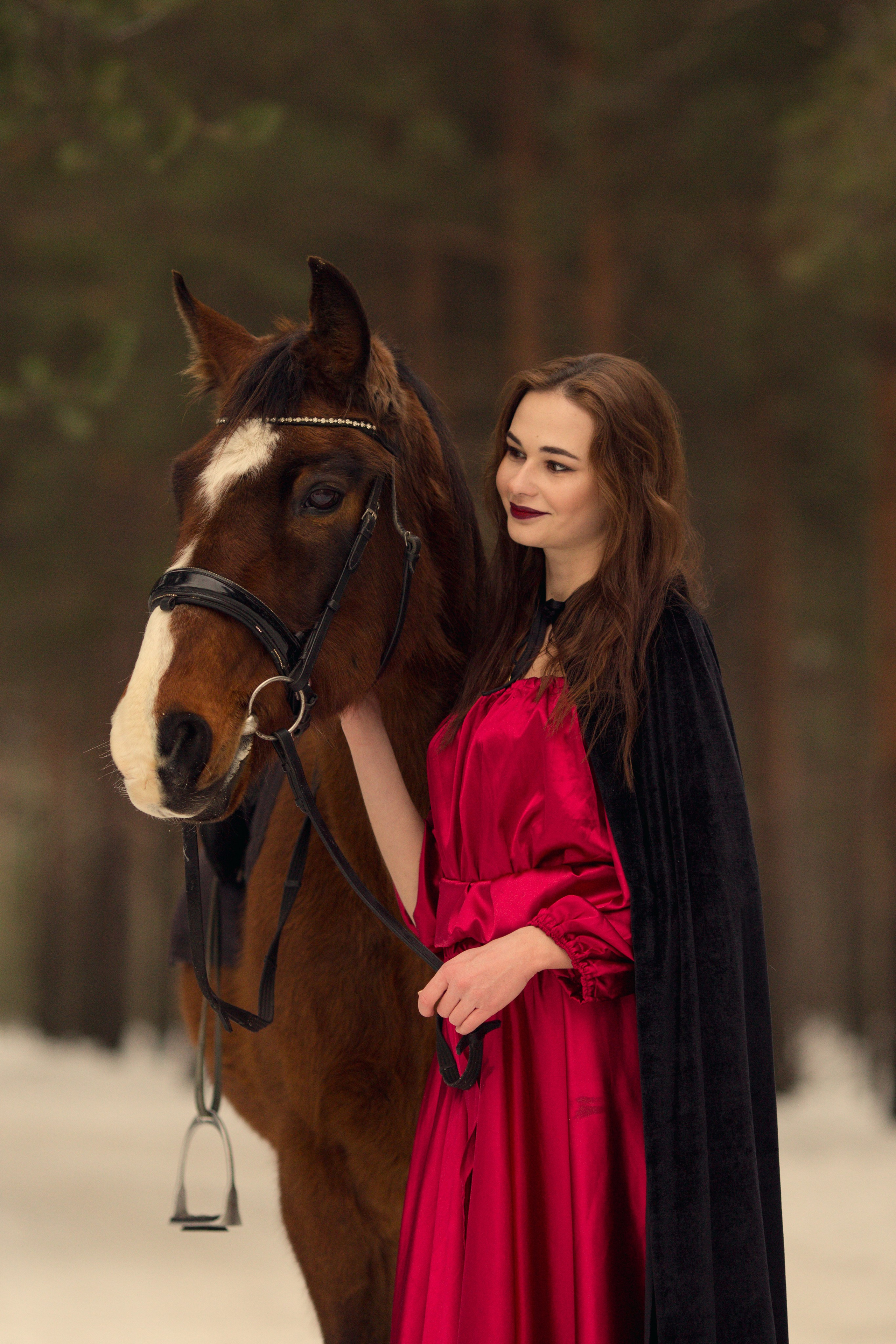 Фотосессия с лошадью в красном платье