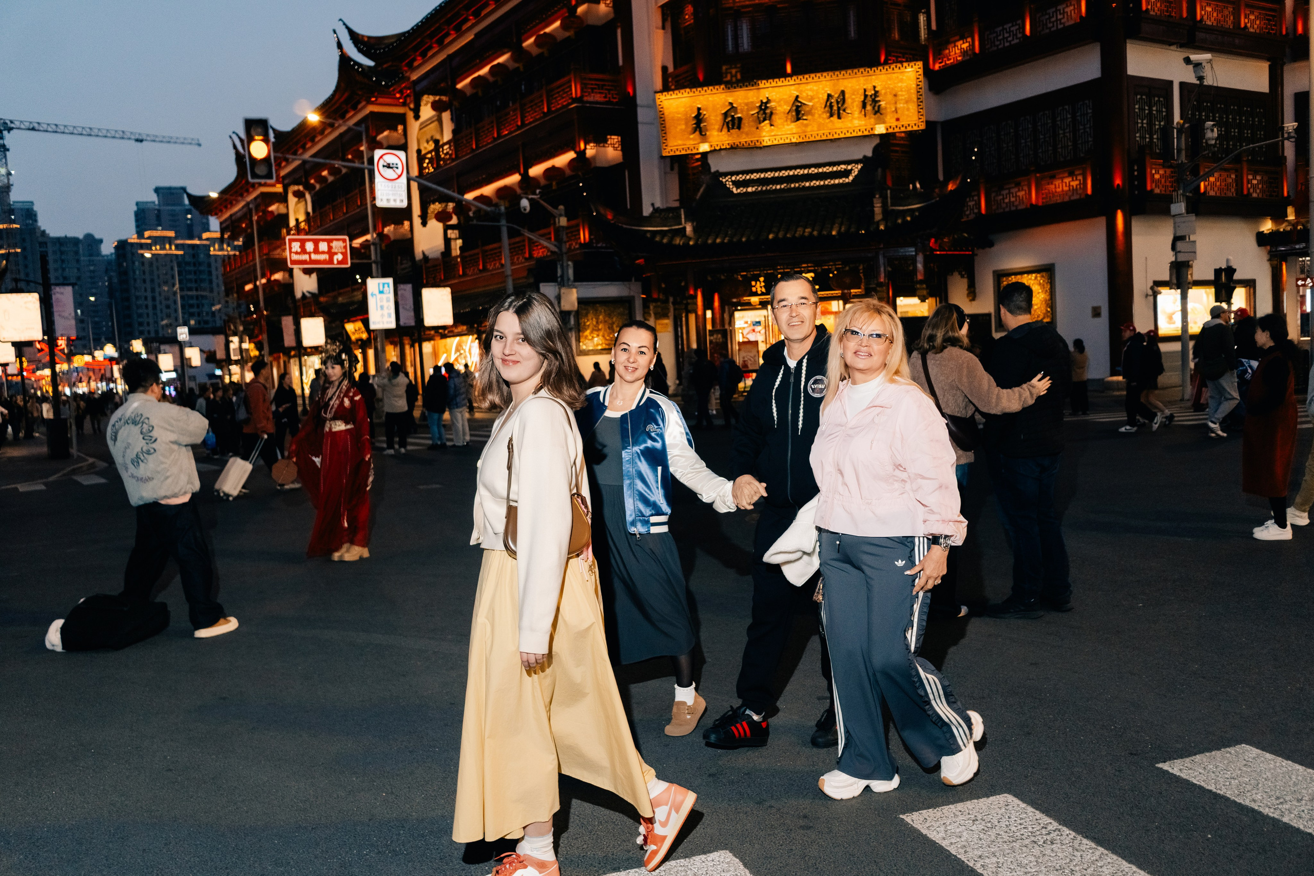 Evening Family Photo Session at Yuyuan Bazaar in Shanghai