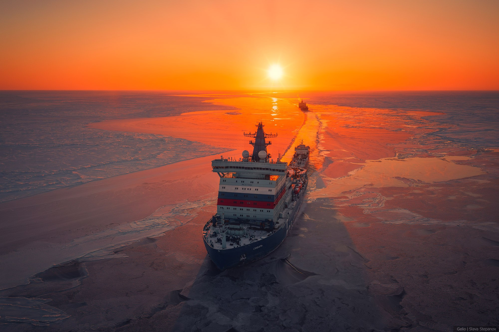 Атомный ледокол в арктике, проводка судов на Северном морском пути