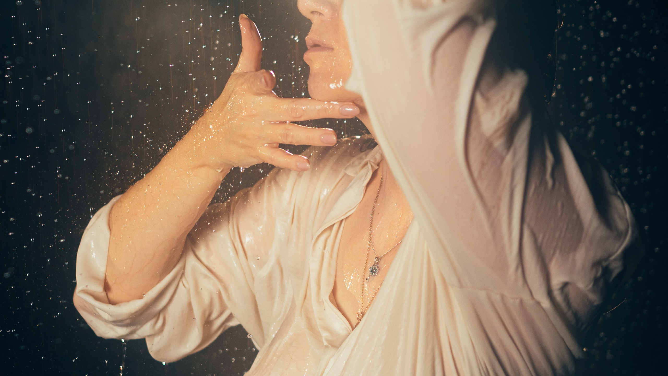 Женская съёмка в студии с дождём. Фотоведьма Дарья Нечинская