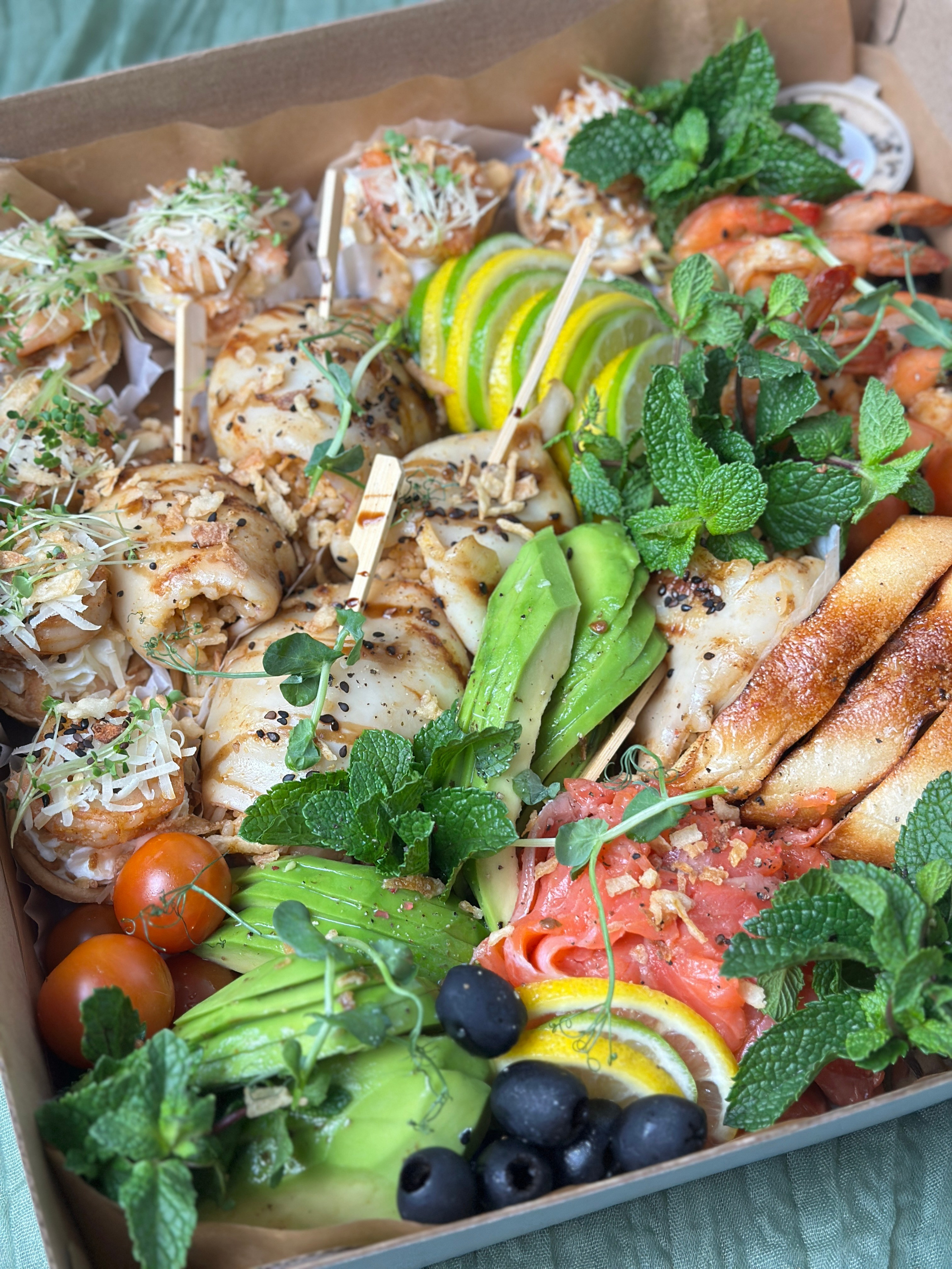 ГастроБоксы. Выездной кейтеринг, съедобные букеты, торты и сладости на заказ