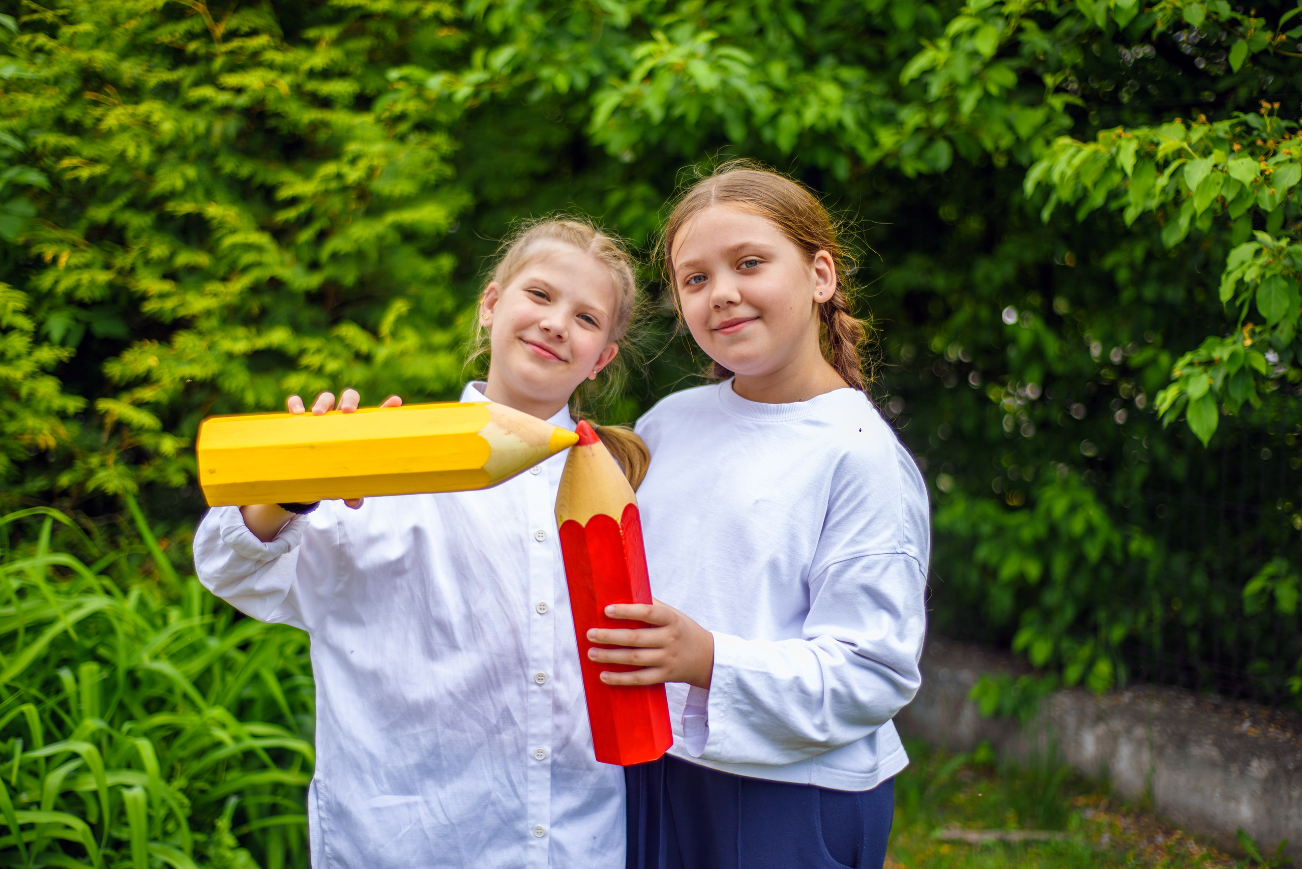 Фотосъемка в школьном саду. Фотограф. Выпускные альбомы в Барнауле