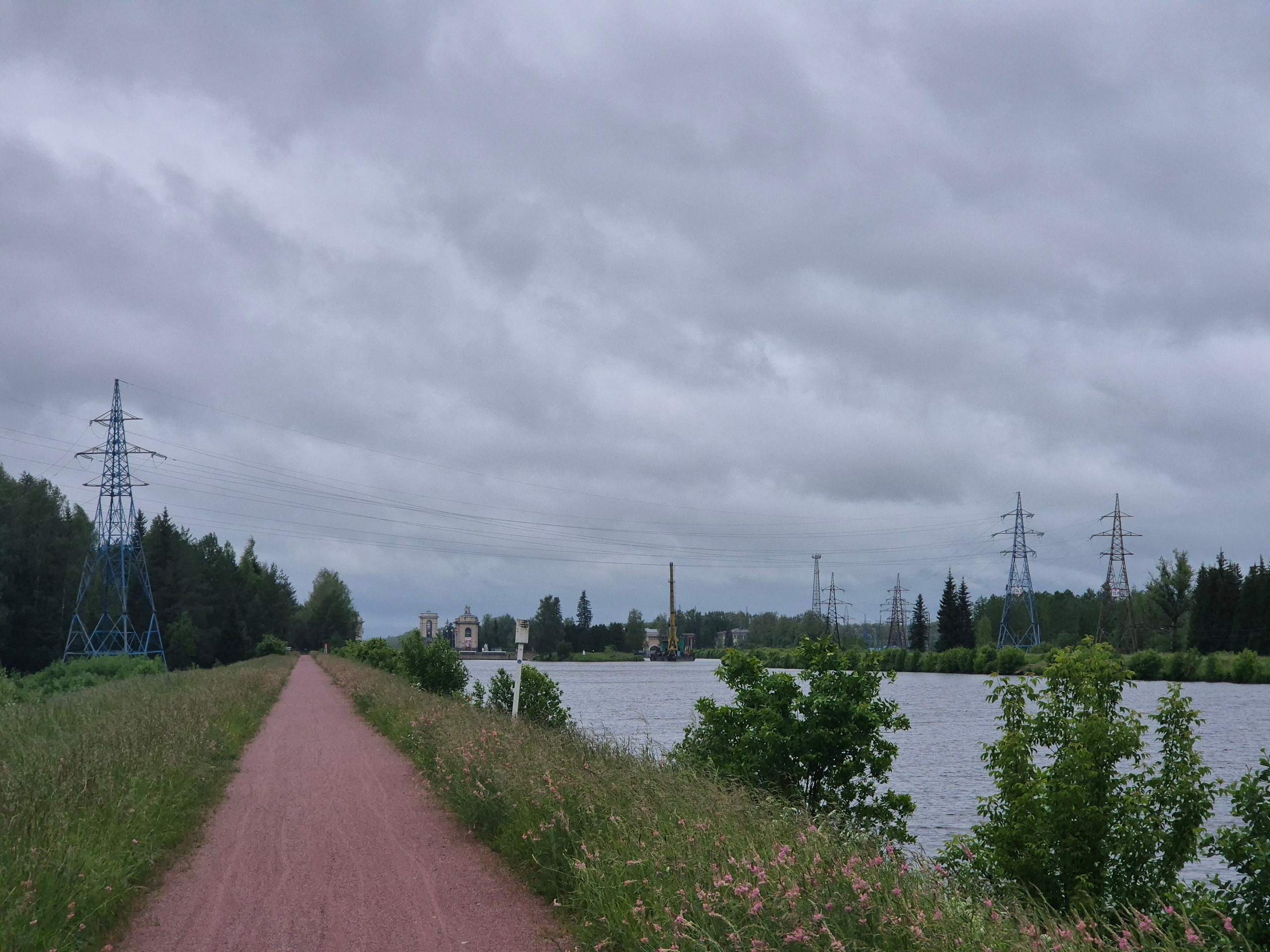 Всю дорогу думал о том, что было бы здорово здесь проплыть. Небольшое течение, волн нет. 