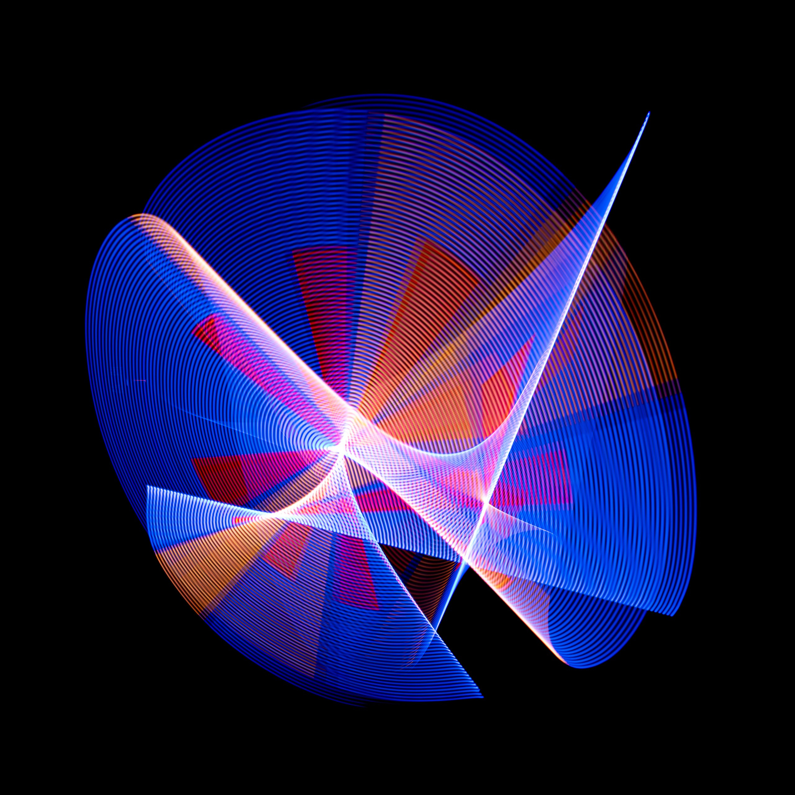 Рисование светом. Скульптуры из воды Сергея Толмачева