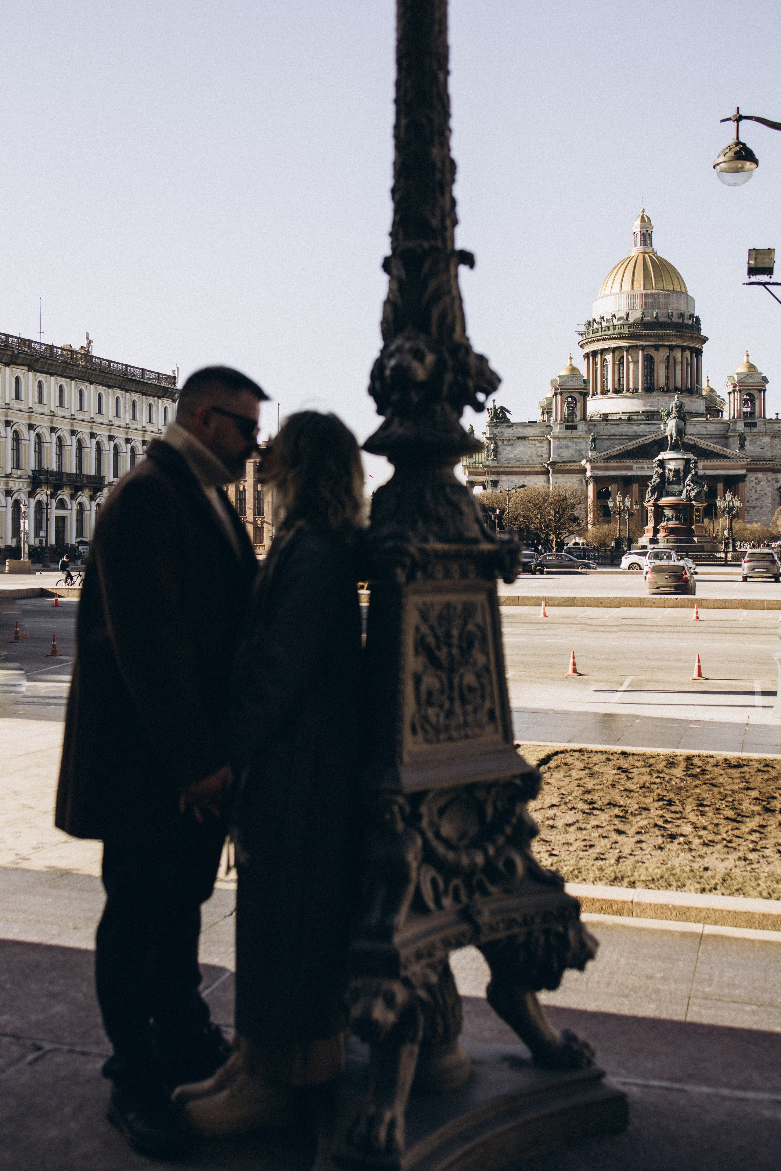 Влюбленные на фоне куполов Исаакиевского собора, солнце отражает блеск зданий