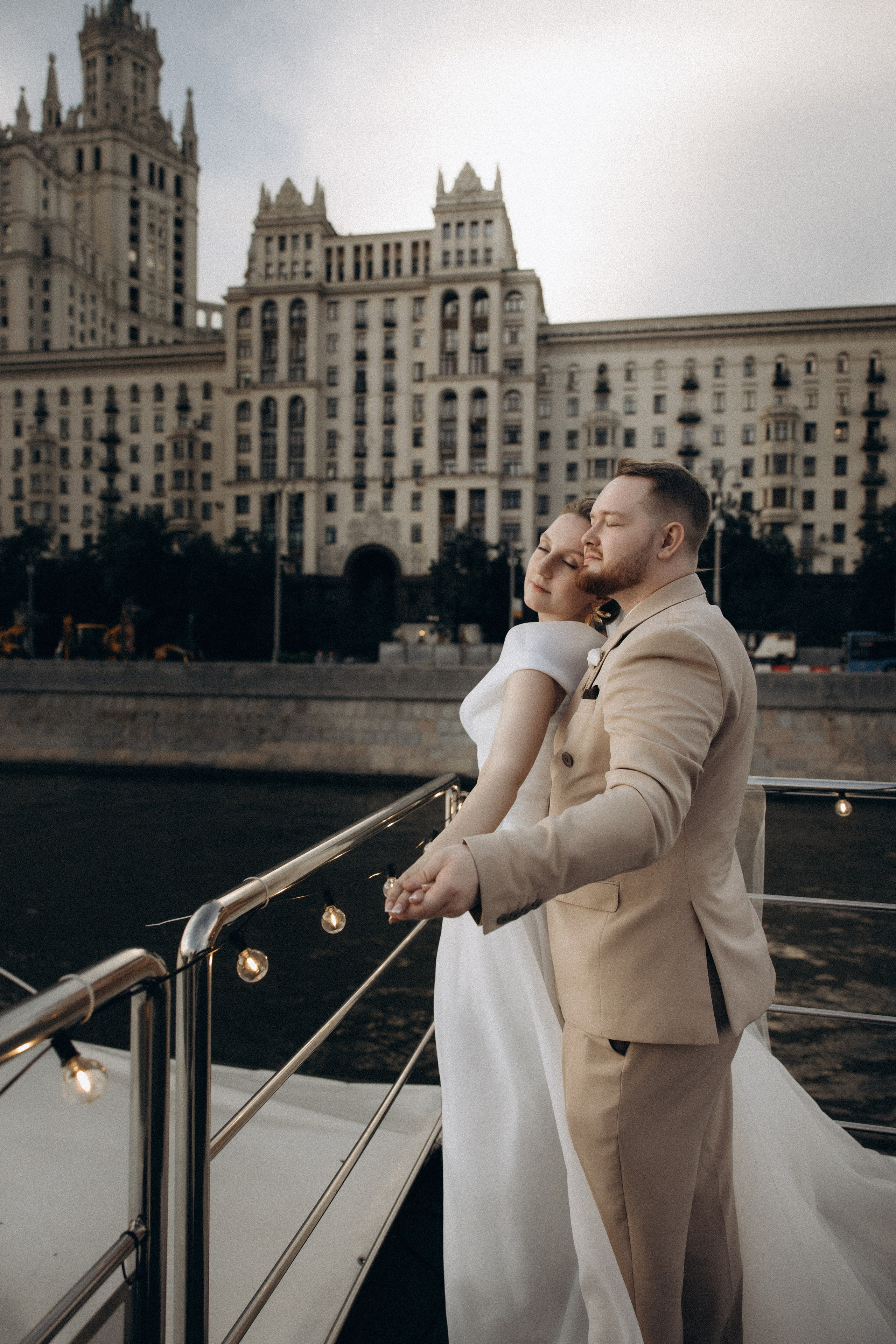 Утро невесты и свадебная фотосессия на теплоходе по Москве-реке