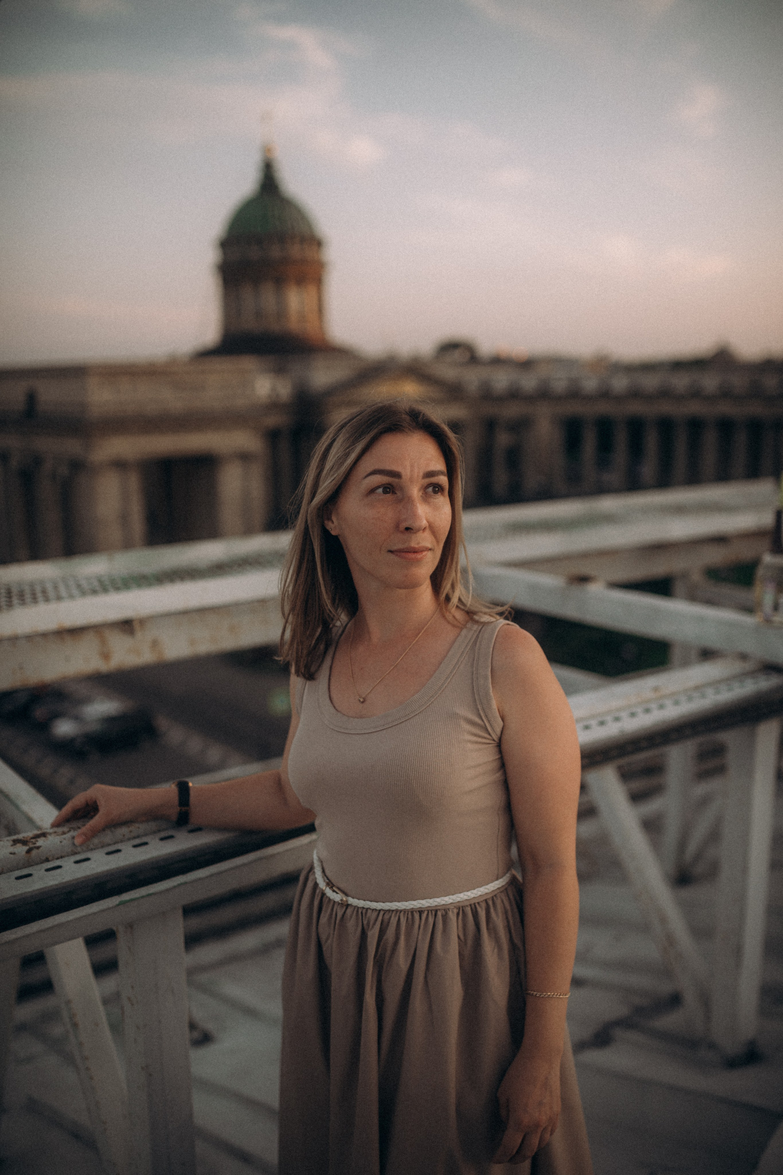 Мы сидим на питерской, теплой крыше. Фотограф в Санкт Петербурге Лара Великова