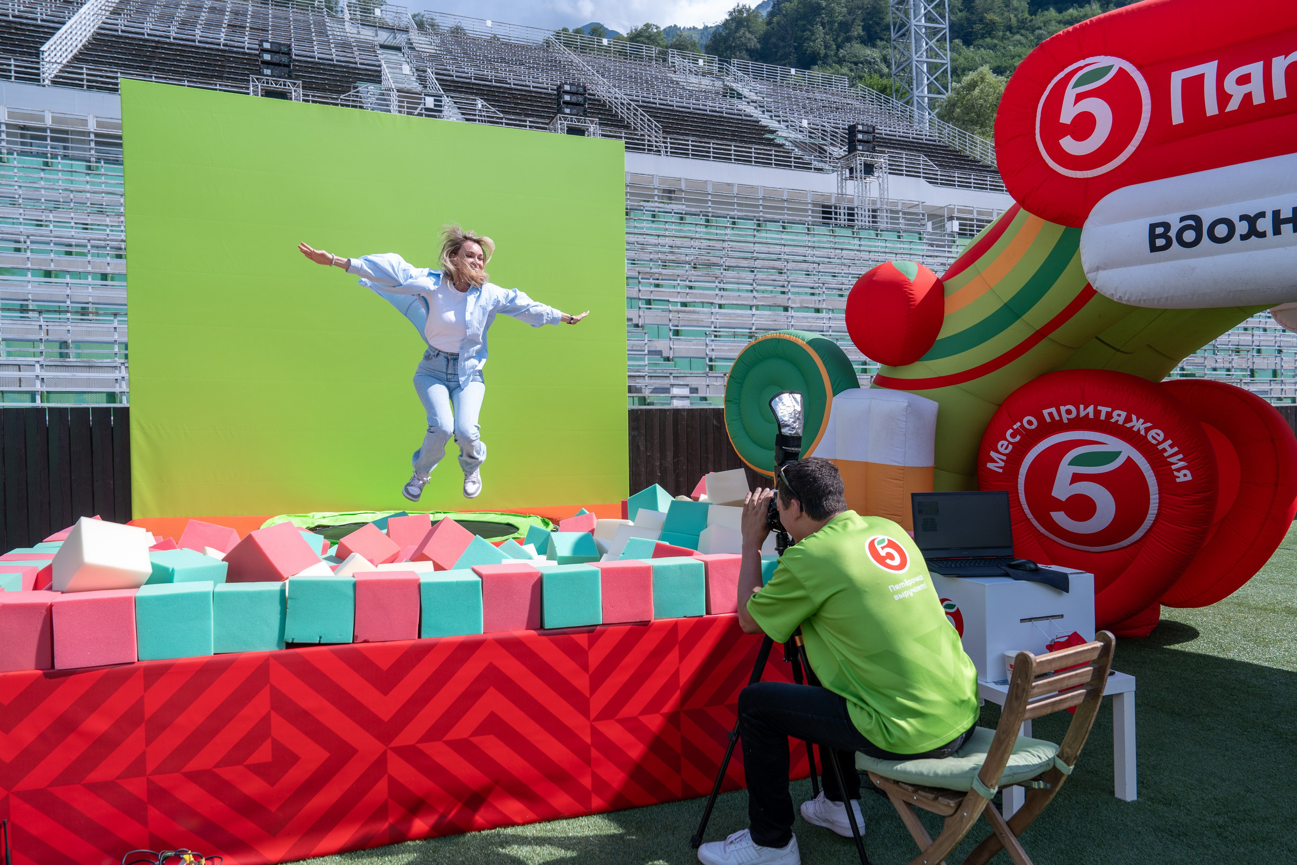 Фотоотчет партнеской интеграции для сети «Пятерочка» на фестивале «Grounded». Репортажный фотограф в Красной Поляне и Сочи Павлюченко Екатерина