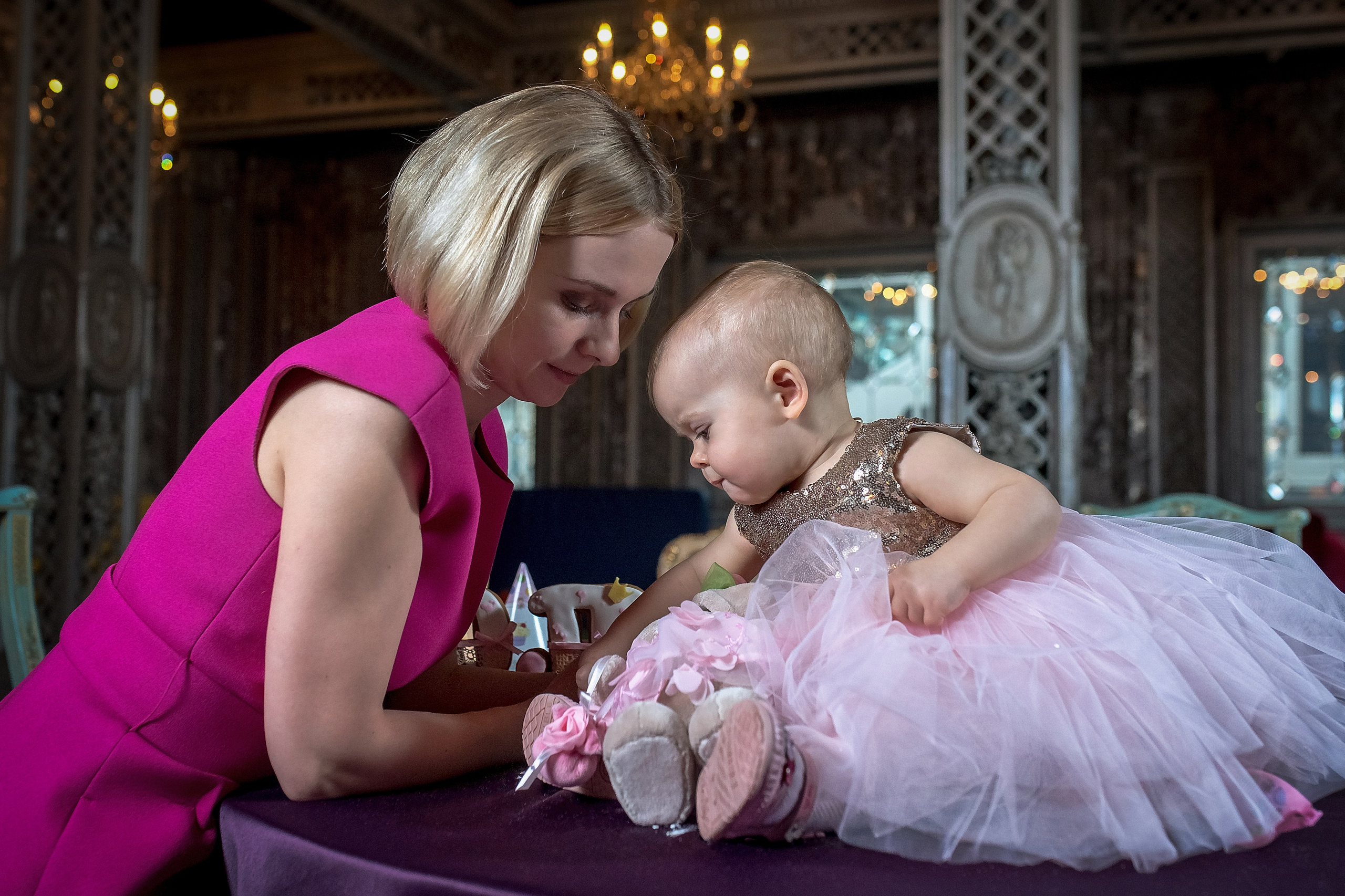 Фотография мамы и дочки на дне рождения.