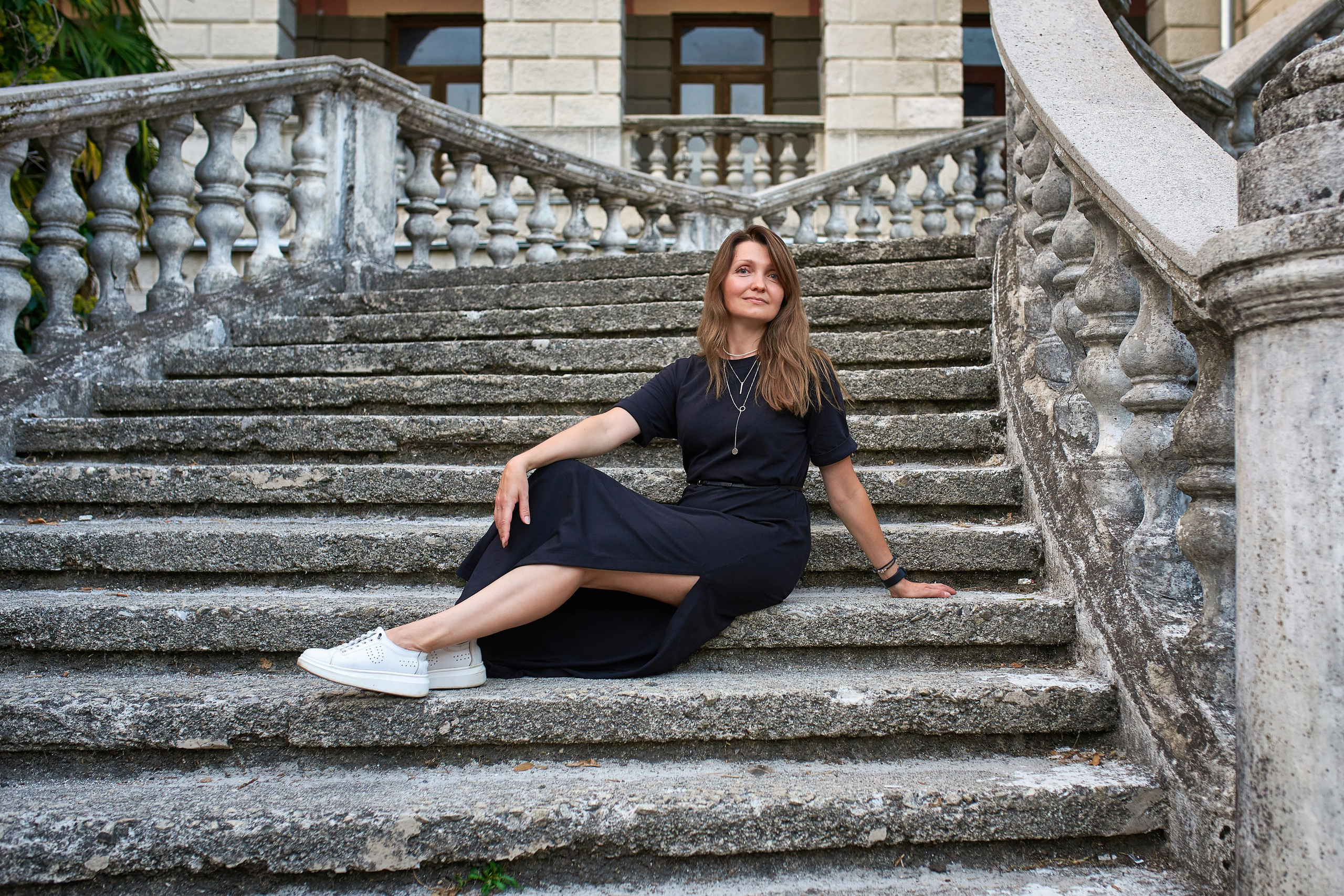 Санаторий Орджоникидзе. Девушка на ступенях.